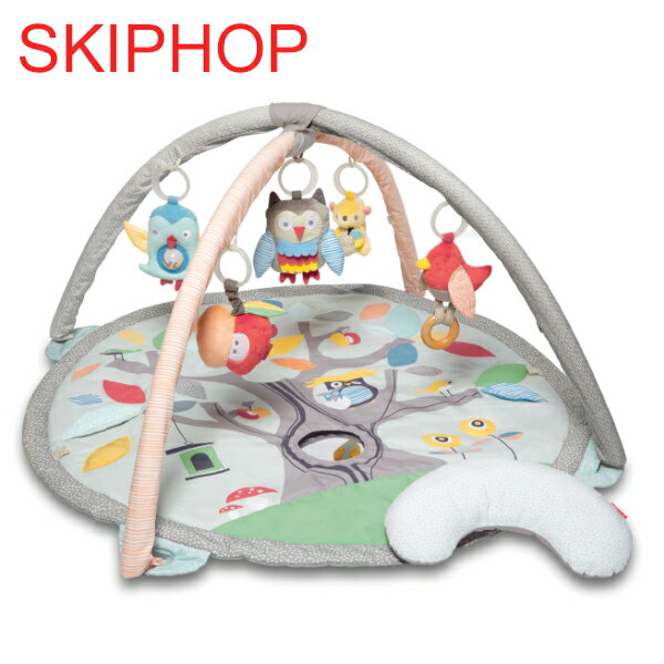 ■SKIP HOP（スキップホップ） アクティビティ ズー ジム　ツリートップフレンズ（ベビージム） かわいい動物たちの仕掛けが楽しい♪ベビージム☆ 直径92cmの大きなマットで広々遊べます★また、アーチは外せるので赤ちゃんのプレイマットとして使用可能です。 タミータイムピローが付いているので腹這い時期のお子さまをサポートしてくれます！ 赤ちゃんが大好きなカラカラ、キューキュー、音が出るしかけや、リンゴの形のミラーなど、触ったり鳴らしたり！楽しめる5つの付属おもちゃ付♪ 赤ちゃんの視覚、触覚や聴覚の発達をうながす楽しい仕掛け満載☆ ハンキングトイとアーチバーは取り外し可能だからいつでもどこでも個別で 遊べます。 生まれてすぐからでも使えるので、出産お祝いのプレゼントとしてもオススメです。 素材 ポリエステル/コットン 対象年齢 0歳児から サイズ 組立時：縦約92cm×横約92cm×高さ約48cm パッケージ：横：56cm × 縦：45cm x 奥行：8cm お手入れ 手洗いまたは、弱水流洗濯 自然乾燥/弱水流 *蛍光増白剤・塩素系漂白剤の使用は不可。 アーチとその他付属品は、固くしぼった濡れ布巾で拭いて 完全に乾燥させてください。 ご注意 ■実際の色とモニター画面では、見た目の色に多少違いがあります。 ■ブランドの特性上、縫製・裁断・ほつれ・仕立てなどに技術的に見劣りや多少の難が見られる場合がございます。 そのような場合でもメーカーでは検品後の良品として流通していますのでご理解の上、ご購入くださいませ。 ■生産時期や工場により仕様が異なる場合がございます。 予めご了承ください。 ■組み立てる際や片づける際は近くにお子様のいないことを確認してから行ってください。アーチがはねる場合がございます。 ■内蔵電池は交換できません。 ■商品サイズが大きいため、こちらの商品に関しましてはラッピング不可となります。予めご了承くださいませ。&nbsp; ニューヨーカーのママやパパに絶大なる人気を誇る！ SKIP HOP / スキップホップ スキップホップは、アメリカNYで誕生したマザーズバッグのブランド。 安全性・機能性・便利性にこだわり開発されています。 機能性に優れたデザインは、目の肥えた世界中の顧客にも認められる最高品質な商品です。 ベビーやキッズ・マザーズバッグなど取り扱っております。 &nbsp; &nbsp; &nbsp; &nbsp; &nbsp; &nbsp; &nbsp; &nbsp;