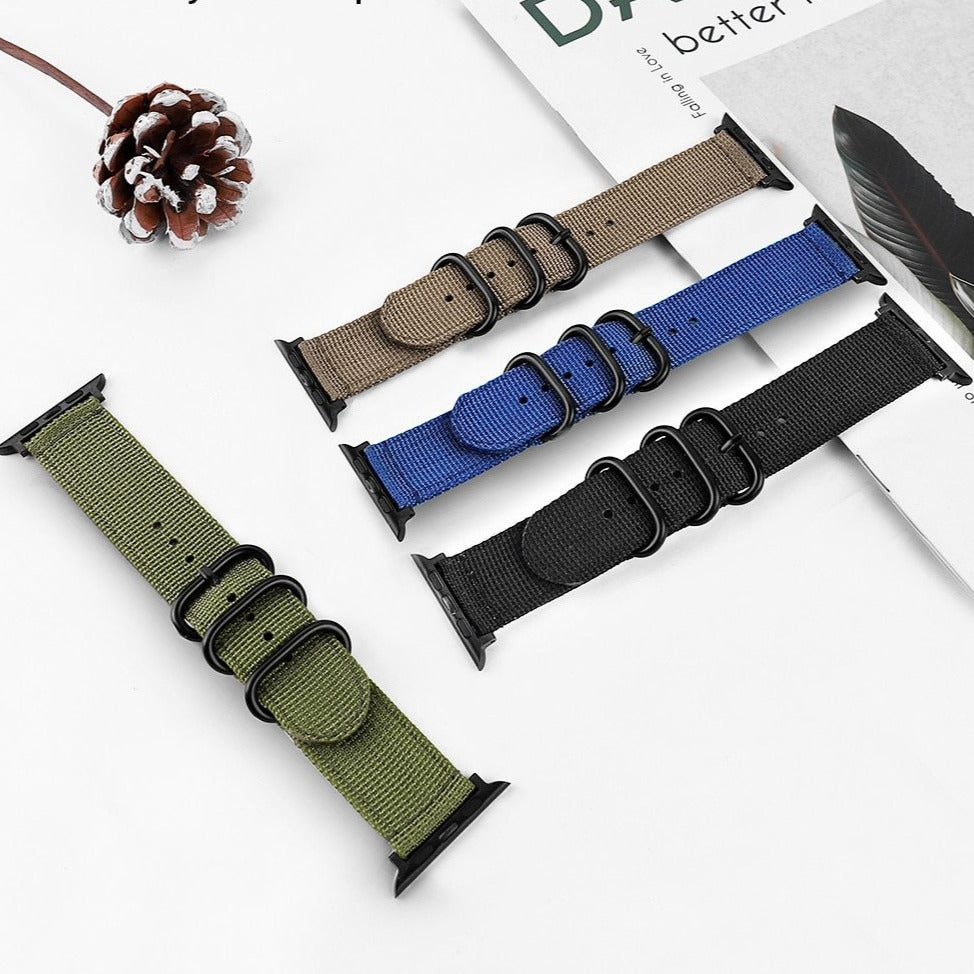 NATO band Apple Watch ナイロン素材のNATO アップルウォッチバンドです。NATOバンドは、様々なカラーとナイロンならではのアウトドア風のスタイルを演出することができます。ナイロンの特性上、軽量で耐久性があり、カジュアルに楽に使用できます。 ■ 商品詳細 ■ 【サイズ】38mm/40mm用 42mm/44mm用　　対応サイズ：Apple Watch 1/2/3/4/5/6/se 【素材】 ナイロン ● すべて日本国内発送 ● 配送方法：ヤマトネコポス（ポスト投函） ● 発送の目安　・即納商品：ご入金確認後、2営業日以内発送　・予約商品：ご入金確認後、23週間以内発送 ------------------------------------------------------------- サイト内の「注意事項」をよく読んでから、ご購入をお願いいたします。 ■ 商品は全て新品ですが生産工程上、多少の汚れ・擦り傷等がやむを得ず生じている場合がございますのでご了承ください。 ■ 画像と実物では撮影時の照明や閲覧頂いているモニター、商品の置かれている環境(屋外、室内照明の色の種類)によって、色の見え方に差異が生じる場合がございます。 ■金属アレルギーの方は避けてください。 ■ 生産工程上、多少のデザイン変更がある場合がございます。 ■ Apple watch バンド、アクセサリーのみの販売となります。 　AppleWatch本体は含まれておりません。 -------------------------------------------------------------