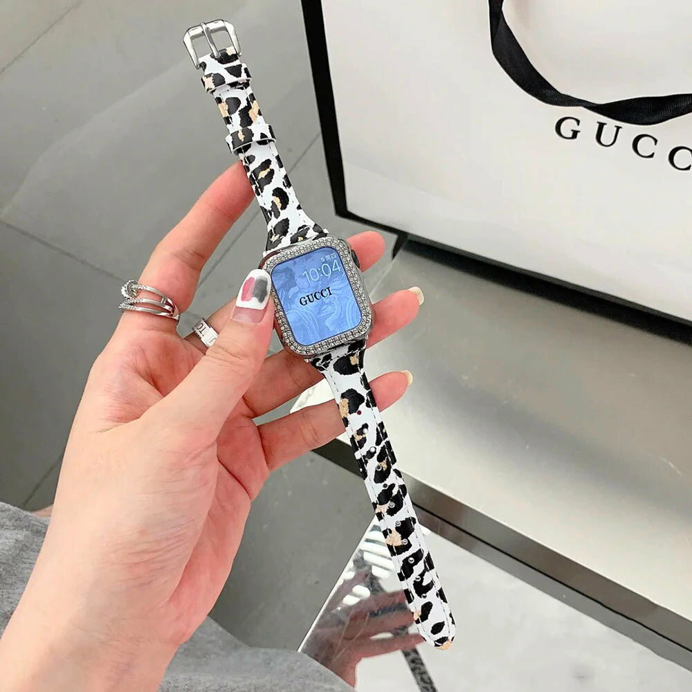 --------------------------------------- Leopard slim PU leather band 本革のアップルウォッチバンドです。ヒョウ柄のスタイリシュなデザインが大人カワイイアップルウォッチバンドです。 アップルウォッチバンドを変える瞬間、まるで新しいスタイリシュな時計を購入したことのように驚かれるはずです。 ■ 商品詳細 ■ 【サイズ, 手首周り】 38mm/40mm/41mm用, 14~19cm42mm/44mm/45mm用, 14~19cm対応サイズ： AppleWatch 1/2/3/4/5/6/se/7 　　●AppleWatch7対応 【素材】 本革 ● すべて日本国内発送 ● 配送方法：ヤマトネコポス（ポスト投函） ● 発送の目安　・即納商品：ご入金確認後、2営業日以内発送　・予約商品：ご入金確認後、23週間以内発送 ------------------------------------------------------------- サイト内の「注意事項」をよく読んでから、ご購入をお願いいたします。 ■ 商品は全て新品ですが生産工程上、多少の汚れ・擦り傷等がやむを得ず生じている場合がございますのでご了承ください。 ■ 画像と実物では撮影時の照明や閲覧頂いているモニター、商品の置かれている環境(屋外、室内照明の色の種類)によって、色の見え方に差異が生じる場合がございます。 ■金属アレルギーの方は避けてください。 ■ 生産工程上、多少のデザイン変更がある場合がございます。 ■ Apple watch バンド、アクセサリーのみの販売となります。 　AppleWatch本体は含まれておりません。 -------------------------------------------------------------