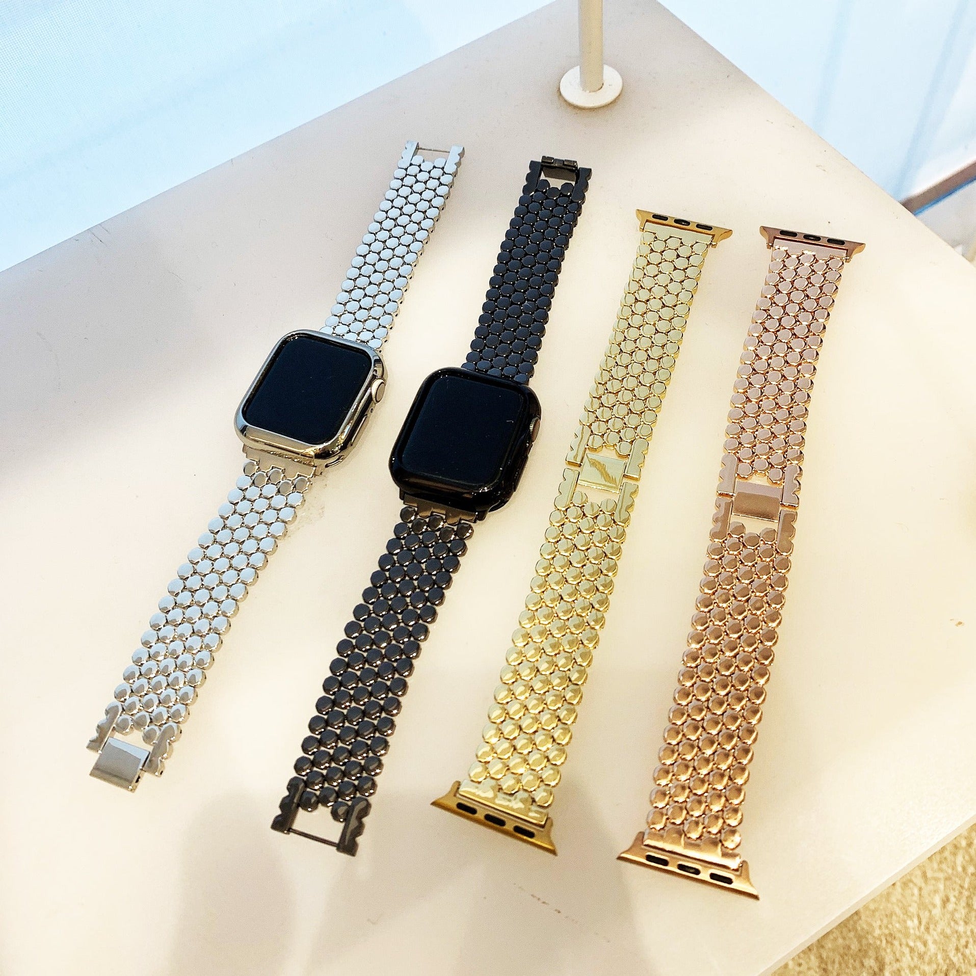 --------------------------------------- Honeycomb metal chain band applewatch 光沢あるハニカムビーズチェーンがブランド時計の雰囲気を演出してくれる、高級感を感じられるアップルウォッチバンドです。 ビジネスシーン、スーツ、カジュアルスタイルなど、とっても活用性が良いので おすすめのアイテムです。 ■ 商品詳細 ■ 【サイズ, 手首周り】 38mm/40mm/41mm用, 14~19cm42mm/44mm/45mm用, 14~19cm対応サイズ： AppleWatch 1/2/3/4/5/6/se/7 　　●AppleWatch7対応 ※ バンド幅 : 20mm 【素材】合金 ● すべて日本国内発送 ● 配送方法：ヤマトネコポス（ポスト投函） ● 発送の目安　・即納商品：ご入金確認後、2営業日以内発送　・予約商品：ご入金確認後、23週間以内発送 ------------------------------------------------------------- サイト内の「注意事項」をよく読んでから、ご購入をお願いいたします。 ■ 商品は全て新品ですが生産工程上、多少の汚れ・擦り傷等がやむを得ず生じている場合がございますのでご了承ください。 ■ 画像と実物では撮影時の照明や閲覧頂いているモニター、商品の置かれている環境(屋外、室内照明の色の種類)によって、色の見え方に差異が生じる場合がございます。 ■ 金属のメッキバンドの場合、ご使用状況によりメッキが剥がれることがございます。　メッキ商品は管理が必要な商品で使用後のこちらの理由の返品はできかねます。 ■金属アレルギーの方は避けてください。 ■ 生産工程上、多少のデザイン変更がある場合がございます。 ■ Apple watch バンド、アクセサリーのみの販売となります。 　AppleWatch本体は含まれておりません。 ※ 「長さ調整工具」はおまけでお付けしているため、複数の該当バンドを同一注文でご注文された場合でも「長さ調整工具」は1個を発送させていただきます。 ※注意：連結ピンに黒ずみのある場合がございます。 それは錆ではなく、製造過程で焼付きによる変色でございます。 不良品ではありませんのでご理解お願い致します。 -------------------------------------------------------------