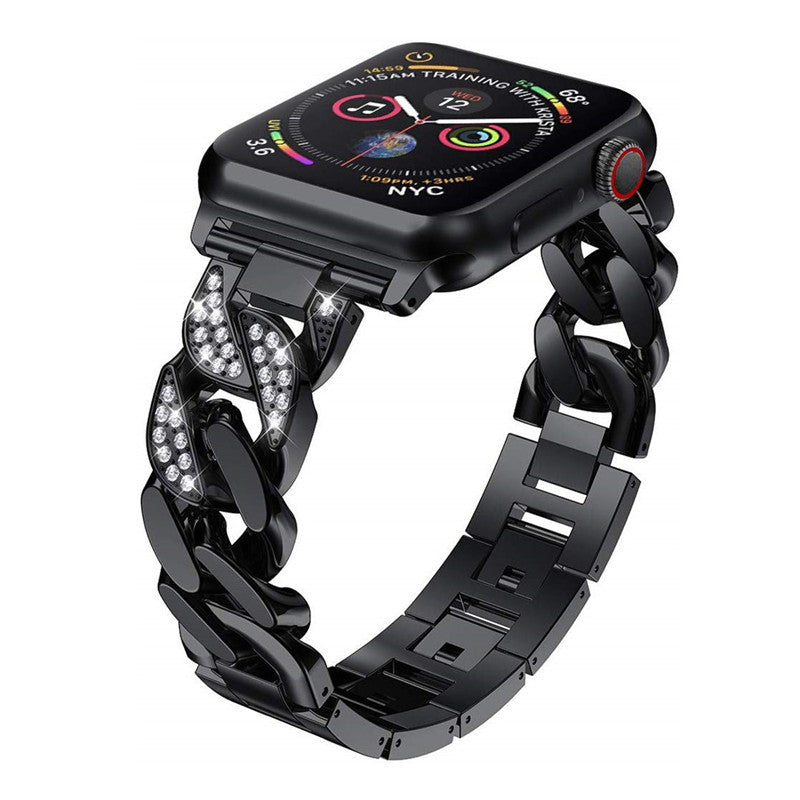 --------------------------------------- Cubic denim chain metal band applewatch 大人気のデニムチェーンメタルバンドのキュービックバージョンです。 キュービックが加わることで更に女性らしく高級感あるバンドになりました。ビジネスシーン、スーツ、カジュアルスタイルなど、活用性が良いのでおすすめのアイテムです。 ■ 商品詳細 ■ 【サイズ, 手首周り】 38mm/40mm/41mm用, 14~19cm42mm/44mm/45mm用, 14~19cm対応サイズ： AppleWatch 1/2/3/4/5/6/se/7 　　●AppleWatch7対応 ※ バンド幅 : 15mm 【素材】金属 ● すべて日本国内発送 ● 配送方法：ヤマトネコポス（ポスト投函） ● 発送の目安　・即納商品：ご入金確認後、2営業日以内発送　・予約商品：ご入金確認後、23週間以内発送 ------------------------------------------------------------- サイト内の「注意事項」をよく読んでから、ご購入をお願いいたします。 ■ 商品は全て新品ですが生産工程上、多少の汚れ・擦り傷等がやむを得ず生じている場合がございますのでご了承ください。 ■ 画像と実物では撮影時の照明や閲覧頂いているモニター、商品の置かれている環境(屋外、室内照明の色の種類)によって、色の見え方に差異が生じる場合がございます。 ■ 金属のメッキバンドの場合、ご使用状況によりメッキが剥がれることがございます。　メッキ商品は管理が必要な商品で使用後のこちらの理由の返品はできかねます。 ■金属アレルギーの方は避けてください。 ■ 生産工程上、多少のデザイン変更がある場合がございます。 ■ Apple watch バンド、アクセサリーのみの販売となります。 　AppleWatch本体は含まれておりません。 ※ 「長さ調整工具」はおまけでお付けしているため、複数の該当バンドを同一注文でご注文された場合でも「長さ調整工具」は1個を発送させていただきます。 ※注意：連結ピンに黒ずみのある場合がございます。 それは錆ではなく、製造過程で焼付きによる変色でございます。 不良品ではありませんのでご理解お願い致します。 -------------------------------------------------------------