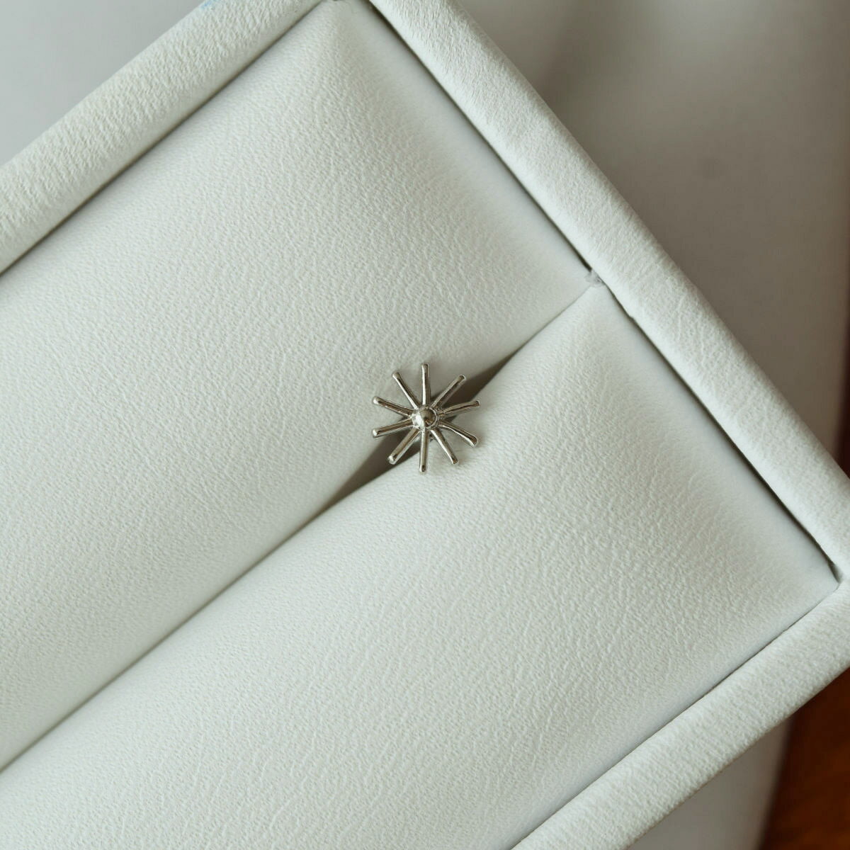 日差しタンポポ ボディピアス キャッチ ピアッシング 軟骨ピアス 16G サージカル 女性 誕生日プレゼント 女友達 ギフト 金属アレルギー 対応