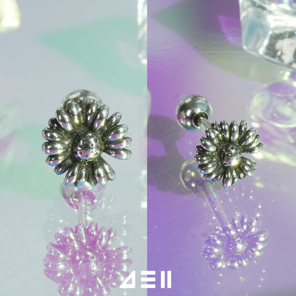 *素材：全体925シルバー (燻し加工) *モチーフサイズ：デイジー 約6mm *バー長さ：約6mm *ゲージサイズ（軸の太さ）：約0.8～1mm *販売単位：片耳用（1個販売） *※測定方法により1～2mm程度の誤差が生じる場合がございます。*素材：全体925シルバー (燻し加工) *モチーフサイズ：デイジー 約6mm *バー長さ：約6mm *ゲージサイズ（軸の太さ）：約0.8～1mm *販売単位：片耳用（1個販売） *※測定方法により1～2mm程度の誤差が生じる場合がございます。