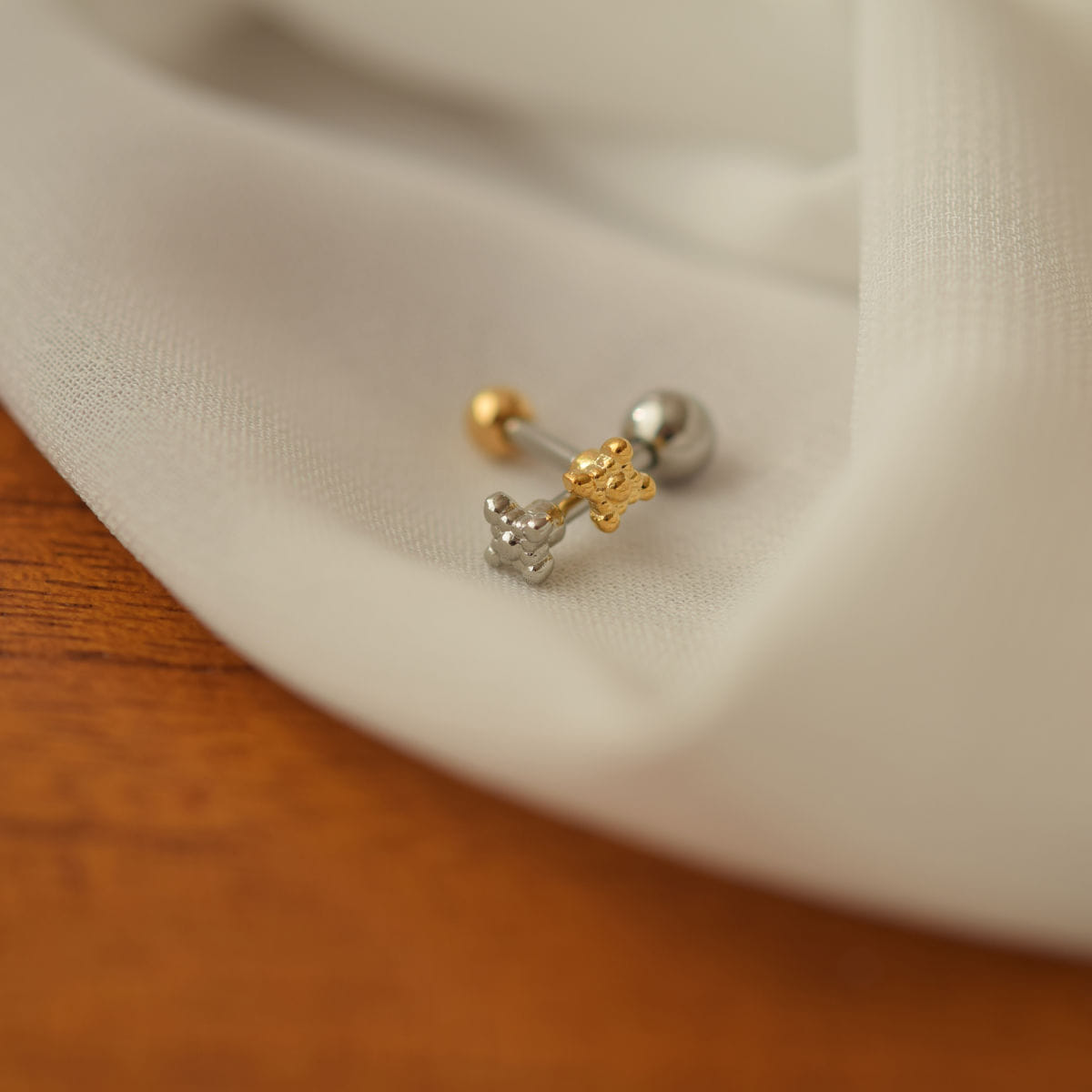 [サージカル]ミニミ スパーク きらめき ボディピアス キャッチ ピアッシング 軟骨ピアス 16G サージカル 女性 誕生日プレゼント 女友達 ギフト 金属アレルギー 対応