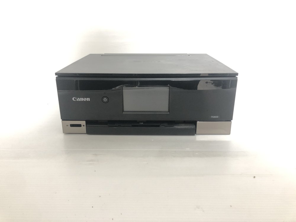 商品情報 商品状態 【印刷枚数：2615以下】【30日間返金保証付】通電・印字・スキャン機能すべて動作確認しております。印刷結果はカスレもなく良好です。付属品は、本体、電源ケーブル、オリジナルマニュアル(取扱説明書/CD-R無料ダウンロードリスト付)になります。※インク残量は少ない場合が御座いますのでご了承下さい。中古品となりますので3つの安心をお付けします。1.商品到着から30日間の安心保証をお付けします。返品に伴う送料等、返品に関わる一切の料金は当店が負担致します。2.初期設定が簡単な安心初期設定マニュアルをお付けします。商品到着後、直ぐにお使いできるように当店オリジナルの初期設定マニュアルをお付けします。※本マニュアルは純正の説明書では御座いませんのでご了承ください。3.トラブル発生時はメールによる安心対応します。万が一破損や不具合がありました場合には、是非一度評価前にご連絡をお願いいたします。誠実に対応させていただきます。 ■外装【中古品の為、多少の汚れがございますが、アルコールクリーニング済み商品です。】 ■機器内部【アルコールによる簡易クリーニング済みですが、細かい部分に多少の汚れが残っている場合があります。】 ■メーカー取扱説明書並びにCD-Rドライバーはインターネット環境があれば、無料にてダウンロード可能です。ご安心下さい。 ■発送は注文確定後24時間以内に発送致します。お急ぎ便にも対応しております。 商品の説明（新品の場合） 顔料ブラックと染料カラーの6色ハイブリッドインクで写真も文書もキレイにプリント。4.3型タッチパネルに2Way給紙と充実機能を搭載したハイスペックモデル。 主な仕様 写真も文書もキレイにプリント。充実機能のハイスペックモデル。 機能:プリント、コピー、スキャン 最大用紙サイズ: A4　/色数: 6色ハイブリッド 給紙:前面カセット給紙(A4普通紙100枚)、背面給紙トレイ(A4普通紙100枚) 操作方法: 4.3型タッチパネル、自動電源オンオフ