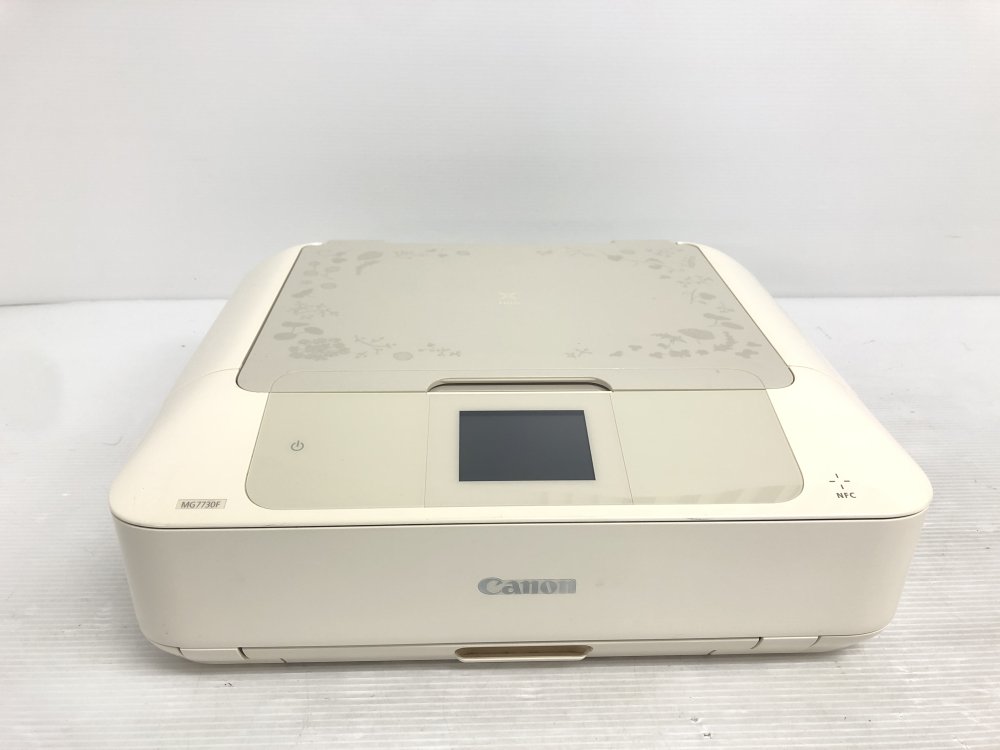 商品情報 商品状態 【印刷枚数：1950以下】【30日間返金保証付】通電・印字・スキャン機能すべて動作確認しております。印刷結果はカスレもなく良好です。付属品は、本体、電源ケーブル、オリジナルマニュアル(取扱説明書/CD-R無料ダウンロードリスト付)になります。※インク残量は少ない場合が御座いますのでご了承下さい。中古品となりますので3つの安心をお付けします。1.商品到着から30日間の安心保証をお付けします。返品に伴う送料等、返品に関わる一切の料金は当店が負担致します。2.初期設定が簡単な安心初期設定マニュアルをお付けします。商品到着後、直ぐにお使いできるように当店オリジナルの初期設定マニュアルをお付けします。※本マニュアルは純正の説明書では御座いませんのでご了承ください。3.トラブル発生時はメールによる安心対応します。万が一破損や不具合がありました場合には、是非一度評価前にご連絡をお願いいたします。誠実に対応させていただきます。 ■外装【中古品の為、多少の汚れがございますが、アルコールクリーニング済み商品です。】 ■機器内部【アルコールによる簡易クリーニング済みですが、細かい部分に多少の汚れが残っている場合があります。】 ■メーカー取扱説明書並びにCD-Rドライバーはインターネット環境があれば、無料にてダウンロード可能です。ご安心下さい。 ■発送は注文確定後24時間以内に発送致します。お急ぎ便にも対応しております。 商品の説明（新品の場合） 4549292043815 主な仕様 6色ハイブリッドで写真鮮やか文字くっきり 新インクBCI371シリーズ対応 発色性が向上し、写真がさらに美しく 大容量インクタンクにも対応 Wi-Fi対応、自動電源ON 簡単操作 タッチパネル&インテリジェントタッチシステム(光でナビゲーション) 3.5型液晶モニター PIXUSタッチ スマホでタッチするだけプリント可(NFC搭載端末のみ) 自動両面プリント 前面2段カセット給紙 最大A4 PIXUSクラウドリンク Instagramも対応 CD/DVDレーベルプリント対応