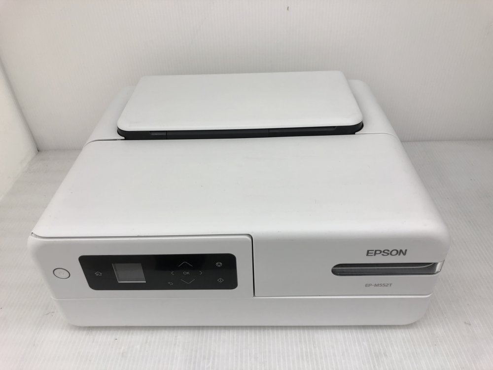 商品情報 商品状態 【印刷枚数：1436以下】【30日間返金保証付】通電・印字機能すべて動作確認しております。印刷結果はカスレもなく良好です。付属品は、本体、電源ケーブル、オリジナルマニュアル(取扱説明書/CD-R無料ダウンロードリスト付)になります。※インク残量は少ない場合が御座いますのでご了承下さい。中古品となりますので3つの安心をお付けします。1.商品到着から30日間の安心保証をお付けします。返品に伴う送料等、返品に関わる一切の料金は当店が負担致します。2.初期設定が簡単な安心初期設定マニュアルをお付けします。商品到着後、直ぐにお使いできるように当店オリジナルの初期設定マニュアルをお付けします。※本マニュアルは純正の説明書では御座いませんのでご了承ください。3.トラブル発生時はメールによる安心対応します。万が一破損や不具合がありました場合には、是非一度評価前にご連絡をお願いいたします。誠実に対応させていただきます。 ■外装【中古品の為、多少の汚れがございますが、アルコールクリーニング済み商品です。】 ■機器内部【アルコールによる簡易クリーニング済みですが、細かい部分に多少の汚れが残っている場合があります。】 ■メーカー取扱説明書並びにCD-Rドライバーはインターネット環境があれば、無料にてダウンロード可能です。ご安心下さい。 ■発送は注文確定後24時間以内に発送致します。お急ぎ便にも対応しております。 商品の説明（新品の場合） 低印刷コスト&大容量インク。4色インクで写真が鮮やか。「ほんとうに使いやすい」と思わせる、これからの新しいプリンター。 主な仕様 学習ドリルのお家での印刷や、リモートワーク(在宅勤務)でのお仕事で毎日印刷する人に適していますのランニングコストがお得なプリンター。 ボトルを挿すだけでインクが満タン. お求めやすいインクボトルで低印刷コスト(エコノミー)とインク交換頻度の低減による環境負荷軽減(エコロジー)を実現。 4色染料インクで写真が鮮やか スマホ接続がカンタン. QRコードを読み込むだけで接続が可能に。 L判印刷1枚約33秒でたくさんの写真もすばやくプリント。 シンプルに使える背面給紙で、厚紙もプリント。 プリント速度:カラー6枚/分 プリント速度:モノクロ6枚/分 前面給紙: なし ● 背面給紙: A4:最大100枚