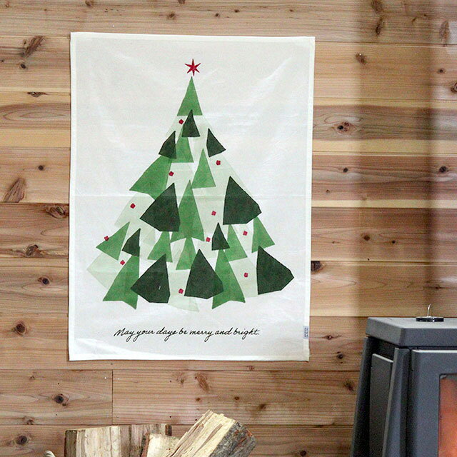 こちらもポスターサイズの取り入れやすいタペストリーです。シンプルな三角の重なるデザインで、一枚でもデコレーションしても楽しめます。ちょっとしたスペースにクリスマス気分を運んでくれます。