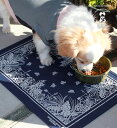 商品名 BANDANA FEEDING MAT (バンダナフィーディングマット) ブランド DOGS FOR PEACE (ドッグスフォーピース) 商品仕様 size：約 w515×d339×h4mm 重量：約 550g 素材：ラバー　 生産国：中国 商品説明 ネイビーにホワイトで描かれた模様が映える、ヴィンテージバンダナをモチーフにしたラバーマット。 "大草原の小さな家"のような柄は、自然の中で愛犬が遊んでいる様子をイメージしています。 ラバー製でずれにくく水に強い素材なので、あふれたご飯や水をしっかりキャッチして 床の汚れを防いでくれます。 商品注意事項 ・本品が破損した場合はすみやかにご使用をお止めください。 ・火気器具や高温になるものに近づけないでください。火災や本品の変質、変形の原因となります。 ・直射日光が当たる場所で長期間保管しないでください。変色、変形の原因となります。 ・ゴム製品特有の臭いがしますが、製品には問題ありません。 ・できるだけ実物の色に近くなるように努めていますが、お使いの環境(モニター、ブラウザ等)の違いにより色の見え方が実物と若干異なる場合があります。 備考 当サイトに掲載されているコンテンツ文書、画像、動画などを無断で複製、転載、第三者への譲渡などを行うことを固く禁止いたします。 We strictly prohibit the unauthrized duplication and repronduction of the images and contents of this website, and their transfer to a third party. エビデンス なし ※当サイトのテキスト、画像等の無断転載・無断使用を固く禁じます。BANDANA FEEDING MAT (バンダナフィーディングマット) フードボウルなどの下に敷いて使えるラバーマット。 ネイビーにホワイトで描かれた模様が映える、ヴィンテージバンダナをモチーフにしたラバーマット。 "大草原の小さな家"のような柄は、自然の中で愛犬が遊んでいる様子をイメージしています。 ラバー製でずれにくく水に強い素材なので、あふれたご飯や水をしっかりキャッチして 床の汚れを防いでくれます。 お部屋に飾る大好きな雑貨は 心地よさとゆとりを生み出すもの。 大人が、可愛いと手に取りたくなるような、 素朴でどこか懐かしいかたち。 毎日の時間を共に過ごしてゆきたい。 Creerはそんな雑貨づくりを目指しています。 今回のアイテムは、Creerのオリジナルブランド商品です。 ・本品が破損した場合はすみやかにご使用をお止めください。 ・火気器具や高温になるものに近づけないでください。火災や本品の変質、変形の原因となります。 ・直射日光が当たる場所で長期間保管しないでください。変色、変形の原因となります。 ・ゴム製品特有の臭いがしますが、製品には問題ありません。 ・できるだけ実物の色に近くなるように努めていますが、お使いの環境(モニター、ブラウザ等)の違いにより色の見え方が実物と若干異なる場合があります。