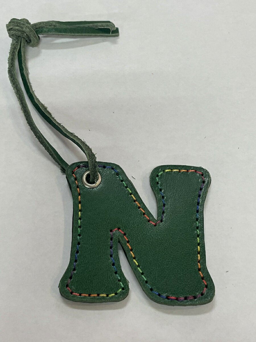 樂天商城 - 本革100％ ハンドメイド イニシャルチャーム「N」 （グリーン×レインボーステッチ）name-N-02 チャーム ストラップ キーホルダー アルファベット 本革 クラフト 日本製 革 レザー 手作り かわいい おしゃれ 父の日 プチギフト