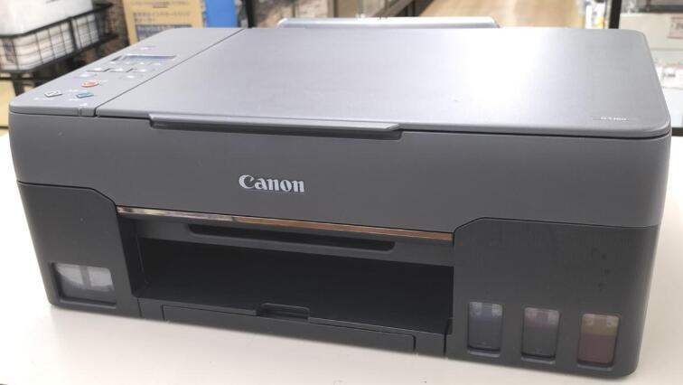 商品情報商品説明Canon プリンター 特大容量ギガタンク搭載 A4カラーインクジェット複合機 G3360特大容量の「ギガタンク」を搭載したビジネスインクジェットプリンター・製品特徴:特大容量インクタンク搭載。低ランニングコストモデル。・機能:プリント、コピー、スキャン・最大用紙サイズ:A4 / 色数:4色ハイブリッド・A4インクコスト:モノクロ約0.4円、カラー約0.9円・接続方法:無線LAN、Wi-Fi、ワイヤレスダイレクト、USBケーブル・最大印刷速度(モノクロ) 単位:ppm10.8 ページ/min・プリンターの技術:インクジェット・最大印刷速度(カラー) 単位:ppm6.0 ページ/minブランド: キヤノンメーカー: キヤノン型番: G3360【商品説明】この度は当商品をご覧いただき、誠にありがとうございます。商品状態について中古品としては使用感が少なく、全体的にきれいな状態です。初期不良について当店では、商品到着後1週間以内にご連絡をいただいた初期不良につきましては、返品・交換・修理にて対応させていただいております。万が一不具合がございました場合は、お早めにご連絡ください。商品の色味についてお使いのモニター設定やお部屋の照明環境等により、実際の商品と色味が異なって見える場合がございます。あらかじめご了承くださいますようお願いいたします。在庫について当商品は他モールとの併売商品となっております。そのため、ご注文のタイミングによっては在庫切れとなる場合がございます。その際は、速やかにご連絡させていただきますので、あらかじめご了承ください。発送についてご注文確認後、順次発送の手配を行っております。お届けまでの目安は、3-10日程度となります。ご注文からお届けまでの流れ1．ご注文　ご注文は24時間受け付けております。2．ご注文確認　ご注文後、当店よりご注文確認メールをお送りいたします。3．発送準備期間　お届けまで3-10営業日程度を目安にお考えください。　※海外在庫品の場合は、3週間程度お時間をいただく場合がございます。4．ご入金確認　前払い決済をご選択の場合は、ご入金確認後に発送手配を行います。6．出荷　配送準備が整い次第、商品を出荷いたします。　発送後は、出荷完了メールにてご案内いたします。ご注意事項・お客様都合によるご注文後のキャンセル・返品はお受けしておりません。・誠に恐れ入りますが、電話での対応は行っておりません。　ご質問やお問い合わせは、メッセージまたはメールにてお願いいたします。ご不明な点がございましたら、お気軽にお問い合わせください。最後までお読みいただき、誠にありがとうございます。【中古・非常に良い】Canon プリンター 特大容量ギガタンク搭載 A4カラーインクジェット複合機 G3360 送料無料 5