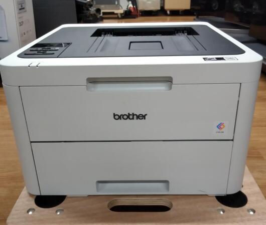 商品情報商品説明ブラザー レーザープリンター A4カラー/24PPM/両面印刷/有線・無線LAN HL-L3230CDW・プリント方式:電子写真方式LEDプリンター/最大解像度:600×2400dpi・記録紙トレイ:手差し:1枚 、標準:250枚、最大:251枚/紙サイズ: A4まで・CPU:Main: 800MHz, Sub: 133MHz・対応OS:Windows 10, 8/8.1, 7 SP1, Server 2016, Server 2012/2012 R2, Server 2008/2008 R2 MacOS v10.11.6・インターフェイス:Hi-Speed USB2.0、10Base-T/100Base-TX、IEEE802.11 b/g/n /内蔵メモリー: 256MB・自動両面プリント機能搭載で、紙資源を節約。・印刷速度:モノクロ・カラー共に約24枚/分。・印刷可能最大用紙サイズA4・付属品:CD-ROM、トナーカートリッジ(スタータートナー各色約1,000枚)、ドラムユニット、廃トナーボックス、ベルトユニット、電源コード、かんたん設置ガイド、保証書他印刷物ブランド: ブラザー工業メーカー: ブラザー工業(Brother Industries)型番: HL-L3230CDWJAN: 4977766788502【商品説明】この度は当商品をご覧いただき、誠にありがとうございます。商品状態について中古品としては使用感が少なく、全体的にきれいな状態です。初期不良について当店では、商品到着後1週間以内にご連絡をいただいた初期不良につきましては、返品・交換・修理にて対応させていただいております。万が一不具合がございました場合は、お早めにご連絡ください。商品の色味についてお使いのモニター設定やお部屋の照明環境等により、実際の商品と色味が異なって見える場合がございます。あらかじめご了承くださいますようお願いいたします。在庫について当商品は他モールとの併売商品となっております。そのため、ご注文のタイミングによっては在庫切れとなる場合がございます。その際は、速やかにご連絡させていただきますので、あらかじめご了承ください。発送についてご注文確認後、順次発送の手配を行っております。お届けまでの目安は、3-10日程度となります。ご注文からお届けまでの流れ1．ご注文　ご注文は24時間受け付けております。2．ご注文確認　ご注文後、当店よりご注文確認メールをお送りいたします。3．発送準備期間　お届けまで3-10営業日程度を目安にお考えください。　※海外在庫品の場合は、3週間程度お時間をいただく場合がございます。4．ご入金確認　前払い決済をご選択の場合は、ご入金確認後に発送手配を行います。7．出荷　配送準備が整い次第、商品を出荷いたします。　発送後は、出荷完了メールにてご案内いたします。ご注意事項・お客様都合によるご注文後のキャンセル・返品はお受けしておりません。・誠に恐れ入りますが、電話での対応は行っておりません。　ご質問やお問い合わせは、メッセージまたはメールにてお願いいたします。ご不明な点がございましたら、お気軽にお問い合わせください。最後までお読みいただき、誠にありがとうございます。【中古・非常に良い】ブラザー レーザープリンター A4カラー/24PPM/両面印刷/有線・無線LAN HL-L3230CDW 送料無料 5