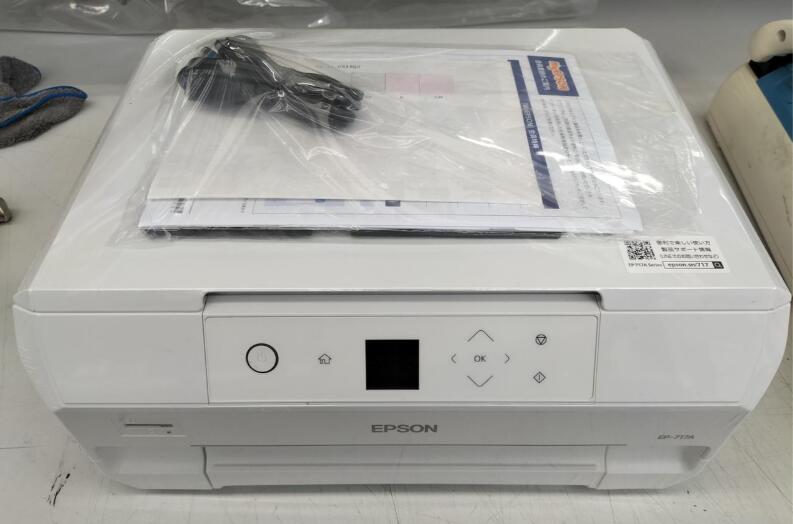商品情報商品説明エプソンのカラリオシリーズ・A4カラー複合機モデル。コンパクトボディに6色インク搭載で写真も文書もキレイ！どなたでもお手軽にお使いいただけます。さらに、使うときのことも考えた前面給紙を採用。棚にもスッキリ置いたまま使えます。【商品説明】この度は当商品をご覧いただき、誠にありがとうございます。商品状態について中古品としては使用感が少なく、全体的にきれいな状態です。初期不良について当店では、商品到着後1週間以内にご連絡をいただいた初期不良につきましては、返品・交換・修理にて対応させていただいております。万が一不具合がございました場合は、お早めにご連絡ください。商品の色味についてお使いのモニター設定やお部屋の照明環境等により、実際の商品と色味が異なって見える場合がございます。あらかじめご了承くださいますようお願いいたします。在庫について当商品は他モールとの併売商品となっております。そのため、ご注文のタイミングによっては在庫切れとなる場合がございます。その際は、速やかにご連絡させていただきますので、あらかじめご了承ください。発送についてご注文確認後、順次発送の手配を行っております。お届けまでの目安は、3-10日程度となります。ご注文からお届けまでの流れ1．ご注文　ご注文は24時間受け付けております。2．ご注文確認　ご注文後、当店よりご注文確認メールをお送りいたします。3．発送準備期間　お届けまで3-10営業日程度を目安にお考えください。　※海外在庫品の場合は、3週間程度お時間をいただく場合がございます。4．ご入金確認　前払い決済をご選択の場合は、ご入金確認後に発送手配を行います。7．出荷　配送準備が整い次第、商品を出荷いたします。　発送後は、出荷完了メールにてご案内いたします。ご注意事項・お客様都合によるご注文後のキャンセル・返品はお受けしておりません。・誠に恐れ入りますが、電話での対応は行っておりません。　ご質問やお問い合わせは、メッセージまたはメールにてお願いいたします。ご不明な点がございましたら、お気軽にお問い合わせください。最後までお読みいただき、誠にありがとうございます。【中古・非常に良い】EPSON カラリオ EP-717A A4カラー インクジェットプリンター 送料無料 5