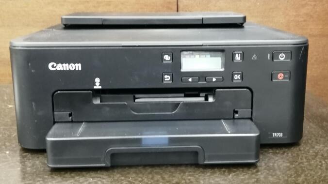 商品情報商品説明Canon プリンター A4インクジェット PIXUS TR703 2019年モデル・製品特徴:写真も文書もキレイにプリント。A4スタンダードモデル。・機能:プリント(コピー・スキャン機能なし)・最大用紙サイズ:A4 / 色数:5色ハイブリッド・給紙:前面カセット給紙、背面給紙トレイ・自動両面印刷:対応・操作方法:2行モノクロ液晶・接続方法:有線LAN、無線LAN、Wi-Fi、ワイヤレスダイレクトブランド: キヤノンメーカー: キヤノン型番: TR703JAN: 4549292123050【商品説明】この度は当商品をご覧いただき、誠にありがとうございます。商品状態について中古品としては使用感が少なく、全体的にきれいな状態です。初期不良について当店では、商品到着後1週間以内にご連絡をいただいた初期不良につきましては、返品・交換・修理にて対応させていただいております。万が一不具合がございました場合は、お早めにご連絡ください。商品の色味についてお使いのモニター設定やお部屋の照明環境等により、実際の商品と色味が異なって見える場合がございます。あらかじめご了承くださいますようお願いいたします。在庫について当商品は他モールとの併売商品となっております。そのため、ご注文のタイミングによっては在庫切れとなる場合がございます。その際は、速やかにご連絡させていただきますので、あらかじめご了承ください。発送についてご注文確認後、順次発送の手配を行っております。お届けまでの目安は、3-10日程度となります。ご注文からお届けまでの流れ1．ご注文　ご注文は24時間受け付けております。2．ご注文確認　ご注文後、当店よりご注文確認メールをお送りいたします。3．発送準備期間　お届けまで3-10営業日程度を目安にお考えください。　※海外在庫品の場合は、3週間程度お時間をいただく場合がございます。4．ご入金確認　前払い決済をご選択の場合は、ご入金確認後に発送手配を行います。7．出荷　配送準備が整い次第、商品を出荷いたします。　発送後は、出荷完了メールにてご案内いたします。ご注意事項・お客様都合によるご注文後のキャンセル・返品はお受けしておりません。・誠に恐れ入りますが、電話での対応は行っておりません。　ご質問やお問い合わせは、メッセージまたはメールにてお願いいたします。ご不明な点がございましたら、お気軽にお問い合わせください。最後までお読みいただき、誠にありがとうございます。【中古・非常に良い】Canon プリンター A4インクジェット PIXUS TR703 送料無料 5