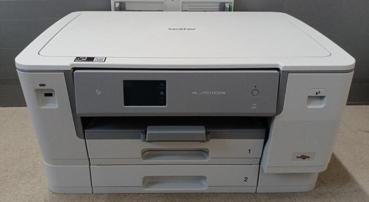 商品情報商品説明◆大容量インクカートリッジを搭載◆インク切れのリスクを大幅に軽減サブタンク搭載■　仕　様　■プリント解像度：最大1200×4800dpi印刷サイズ：最大A3対応インク：4色独立カートリッジ方式給紙方法：前面2段・背面3Wayコピー機能：×スキャナー機能：×ファックス機能：×外形寸法：幅576×奥行477×高さ315mm質量：約19.6kg■　対応OS（2022年8月現在）　■［Windows］11 / 10 / 8.1 / 7 SP1以降［MAC OS X］10.15.x～［Chrome OS］○■　対応インクカートリッジ　■LC417XLBK（ブラック）、LC417XLC（シアン）、LC417XLM（マゼンタ）、LC417XLY（イエロー）【商品説明】この度は当商品をご覧いただき、誠にありがとうございます。商品状態について中古品としては使用感が少なく、全体的にきれいな状態です。初期不良について当店では、商品到着後1週間以内にご連絡をいただいた初期不良につきましては、返品・交換・修理にて対応させていただいております。万が一不具合がございました場合は、お早めにご連絡ください。商品の色味についてお使いのモニター設定やお部屋の照明環境等により、実際の商品と色味が異なって見える場合がございます。あらかじめご了承くださいますようお願いいたします。在庫について当商品は他モールとの併売商品となっております。そのため、ご注文のタイミングによっては在庫切れとなる場合がございます。その際は、速やかにご連絡させていただきますので、あらかじめご了承ください。発送についてご注文確認後、順次発送の手配を行っております。お届けまでの目安は、3-10日程度となります。ご注文からお届けまでの流れ1．ご注文　ご注文は24時間受け付けております。2．ご注文確認　ご注文後、当店よりご注文確認メールをお送りいたします。3．発送準備期間　お届けまで3-10営業日程度を目安にお考えください。　※海外在庫品の場合は、3週間程度お時間をいただく場合がございます。4．ご入金確認　前払い決済をご選択の場合は、ご入金確認後に発送手配を行います。7．出荷　配送準備が整い次第、商品を出荷いたします。　発送後は、出荷完了メールにてご案内いたします。ご注意事項・お客様都合によるご注文後のキャンセル・返品はお受けしておりません。・誠に恐れ入りますが、電話での対応は行っておりません。　ご質問やお問い合わせは、メッセージまたはメールにてお願いいたします。ご不明な点がございましたら、お気軽にお問い合わせください。最後までお読みいただき、誠にありがとうございます。【中古・非常に良い】ブラザー A3プリント対応 インクジェットプリンター HL-J7010CDW 送料無料 5