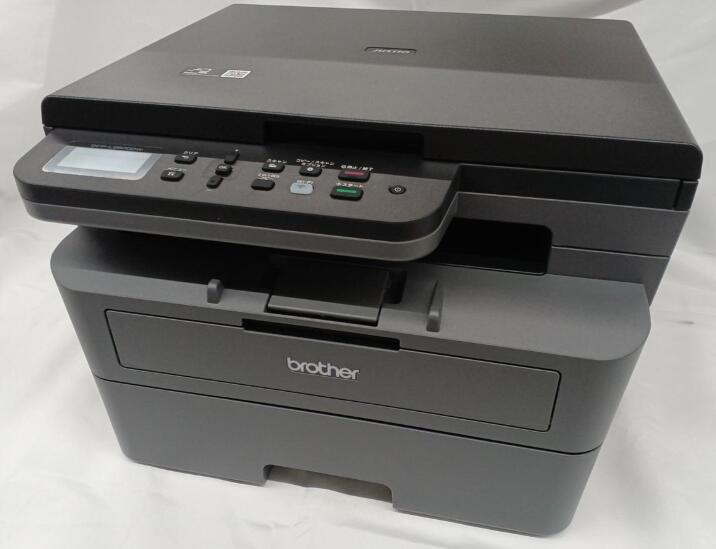 商品情報商品説明◆コンパクト設計多彩な機能を搭載しながら、使いやすいコンパクトサイズを実現。スぺースの限られた場所などにも置くことができます。◆7年間の高耐久各操作部ごとに耐久性試験を実施。7年間の使用を想定した厳しい条件をクリアしています。7年間の高耐久なら本体寿命が長く、買替え検討の手間を軽減します。◆超・大容量トナートナーを大容量にすることで、消耗品交換の手間を軽減しカートリッジ廃棄量の削減につながります。◆トナー・ドラム分離型印刷可能ページ数の違うトナーとドラムを分離して交換可能なため、どちらも無駄なく使いきることができます。消耗品コストの削減、また環境への負荷を軽減することができます。◆自動両面プリント用紙の表裏両面にプリントする自動両面プリント機能を搭載。用紙コストおよび紙資源の削減を可能にします。◆トナー交換・給紙は前面から可能メンテナンスが便利なフロントオペレーションを採用。給紙・排紙、トナーカートリッジ交換など、すべての操作を前面で行えます。省スペース設計なので場所をとりません。◆手差しトレイ前面から手差しで給紙できます。さらに封筒などの厚手の用紙でも反りにくいストレート排紙が可能です。◆モノクロ2行LCDパネル各種設定変更などの際にも、簡単に操作可能です。◆Wi-Fi5GHz対応高速・安定通信であるWi-Fi5GHzにも対応。Bluetooth対応機器や他の電化製品で使用するWi-Fi2.4GHzとの干渉がほぼなく、安定した高速通信が実現できます。■　仕　様　■最大用紙サイズ：A4本体サイズ（約）：幅410×奥行399×高さ272mm本体重量：約10.1kg■　対応OS（2024年1月現在）　■［Windows］11/10［Windows Server］Server2022/2019/2016/2012/2012 R2［macOS］v11～※macOS対応ドライバーの提供はありません。印刷を行う場合は、AirPrintをご利用ください。［Chrome OS］○※Chrome OSでは、OS標準の印刷機能とスキャン機能に対応しています。機能制限についての最新情報は【brotherサポートページ】をご覧ください。■　対応トナーカートリッジ　■【大容量】TN32JXL（ブラック）【超大容量】TN32JXXL（ブラック）【商品説明】この度は当商品をご覧いただき、誠にありがとうございます。商品状態について中古品としては使用感が少なく、全体的にきれいな状態です。初期不良について当店では、商品到着後1週間以内にご連絡をいただいた初期不良につきましては、返品・交換・修理にて対応させていただいております。万が一不具合がございました場合は、お早めにご連絡ください。商品の色味についてお使いのモニター設定やお部屋の照明環境等により、実際の商品と色味が異なって見える場合がございます。あらかじめご了承くださいますようお願いいたします。在庫について当商品は他モールとの併売商品となっております。そのため、ご注文のタイミングによっては在庫切れとなる場合がございます。その際は、速やかにご連絡させていただきますので、あらかじめご了承ください。発送についてご注文確認後、順次発送の手配を行っております。お届けまでの目安は、3-10日程度となります。ご注文からお届けまでの流れ1．ご注文　ご注文は24時間受け付けております。2．ご注文確認　ご注文後、当店よりご注文確認メールをお送りいたします。3．発送準備期間　お届けまで3-10営業日程度を目安にお考えください。　※海外在庫品の場合は、3週間程度お時間をいただく場合がございます。4．ご入金確認　前払い決済をご選択の場合は、ご入金確認後に発送手配を行います。7．出荷　配送準備が整い次第、商品を出荷いたします。　発送後は、出荷完了メールにてご案内いたします。ご注意事項・お客様都合によるご注文後のキャンセル・返品はお受けしておりません。・誠に恐れ入りますが、電話での対応は行っておりません。　ご質問やお問い合わせは、メッセージまたはメールにてお願いいたします。ご不明な点がございましたら、お気軽にお問い合わせください。最後までお読みいただき、誠にありがとうございます。【中古・非常に良い】ブラザー A4モノクロレーザープリンター複合機 brother　JUSTIO（ジャスティオ） DCP-L2600DW 送料無料 5