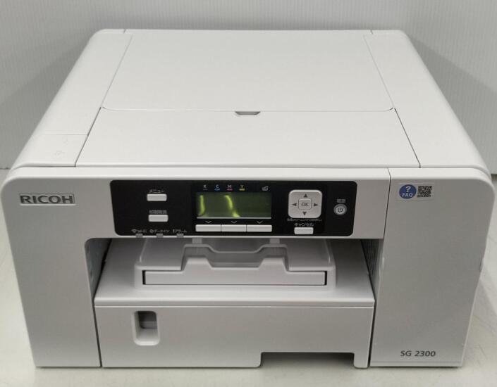 商品情報商品説明コンパクトなボディで、高耐久＆最大5WAY給紙を実現！業務の幅を広げるビジネスインクジェットプリンター！【商品説明】この度は当商品をご覧いただき、誠にありがとうございます。商品状態について中古品としては使用感が少なく、全体的にきれいな状態です。初期不良について当店では、商品到着後1週間以内にご連絡をいただいた初期不良につきましては、返品・交換・修理にて対応させていただいております。万が一不具合がございました場合は、お早めにご連絡ください。商品の色味についてお使いのモニター設定やお部屋の照明環境等により、実際の商品と色味が異なって見える場合がございます。あらかじめご了承くださいますようお願いいたします。在庫について当商品は他モールとの併売商品となっております。そのため、ご注文のタイミングによっては在庫切れとなる場合がございます。その際は、速やかにご連絡させていただきますので、あらかじめご了承ください。発送についてご注文確認後、順次発送の手配を行っております。お届けまでの目安は、3-10日程度となります。ご注文からお届けまでの流れ1．ご注文　ご注文は24時間受け付けております。2．ご注文確認　ご注文後、当店よりご注文確認メールをお送りいたします。3．発送準備期間　お届けまで3-10営業日程度を目安にお考えください。　※海外在庫品の場合は、3週間程度お時間をいただく場合がございます。4．ご入金確認　前払い決済をご選択の場合は、ご入金確認後に発送手配を行います。7．出荷　配送準備が整い次第、商品を出荷いたします。　発送後は、出荷完了メールにてご案内いたします。ご注意事項・お客様都合によるご注文後のキャンセル・返品はお受けしておりません。・誠に恐れ入りますが、電話での対応は行っておりません。　ご質問やお問い合わせは、メッセージまたはメールにてお願いいたします。ご不明な点がございましたら、お気軽にお問い合わせください。最後までお読みいただき、誠にありがとうございます。【中古・非常に良い】RICOH SG 2300 A4ジェルジェットプリンター 送料無料 5