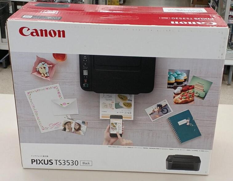 商品情報商品説明顔料インクと染料インクを搭載した4色ハイブリッドで文字もくっきり。Wi-Fiに対応したコンパクトなシンプルモデル。製品特徴：基本機能をコンパクトに。シンプルモデル。 機能：プリント、コピー、スキャン 最大用紙サイズ：A4　/　色数：4色ハイブリッド 給紙：背面給紙トレイ（A4普通紙60枚） 操作・その他：液晶パネル1.5型、無線LAN、一体型カートリッジ【商品説明】この度は当商品をご覧いただき、誠にありがとうございます。商品状態について中古品としては使用感が少なく、全体的にきれいな状態です。初期不良について当店では、商品到着後1週間以内にご連絡をいただいた初期不良につきましては、返品・交換・修理にて対応させていただいております。万が一不具合がございました場合は、お早めにご連絡ください。商品の色味についてお使いのモニター設定やお部屋の照明環境等により、実際の商品と色味が異なって見える場合がございます。あらかじめご了承くださいますようお願いいたします。在庫について当商品は他モールとの併売商品となっております。そのため、ご注文のタイミングによっては在庫切れとなる場合がございます。その際は、速やかにご連絡させていただきますので、あらかじめご了承ください。発送についてご注文確認後、順次発送の手配を行っております。お届けまでの目安は、3-10日程度となります。ご注文からお届けまでの流れ1．ご注文　ご注文は24時間受け付けております。2．ご注文確認　ご注文後、当店よりご注文確認メールをお送りいたします。3．発送準備期間　お届けまで3-10営業日程度を目安にお考えください。　※海外在庫品の場合は、3週間程度お時間をいただく場合がございます。4．ご入金確認　前払い決済をご選択の場合は、ご入金確認後に発送手配を行います。7．出荷　配送準備が整い次第、商品を出荷いたします。　発送後は、出荷完了メールにてご案内いたします。ご注意事項・お客様都合によるご注文後のキャンセル・返品はお受けしておりません。・誠に恐れ入りますが、電話での対応は行っておりません。　ご質問やお問い合わせは、メッセージまたはメールにてお願いいたします。ご不明な点がございましたら、お気軽にお問い合わせください。最後までお読みいただき、誠にありがとうございます。【中古・未開封品】キヤノン Canon プリンター A4インクジェット複合機 PIXUS TS3530 ブラック Wi-Fi対応 テレワーク向け 2022年モデル 4色・一体型・対応インクBC-365/366シリーズ 送料無料 5