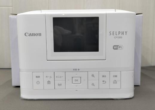 商品情報商品説明キヤノン SELPHY CP1300(ホワイト) CP1300(WH)プリント方式:昇華型熱転写方式（オーバーコート付）、解像度/階調数:300×300dpi/256階調/色【商品説明】この度は当商品をご覧いただき、誠にありがとうございます。商品状態について中古品としては使用感が少なく、全体的にきれいな状態です。初期不良について当店では、商品到着後1週間以内にご連絡をいただいた初期不良につきましては、返品・交換・修理にて対応させていただいております。万が一不具合がございました場合は、お早めにご連絡ください。商品の色味についてお使いのモニター設定やお部屋の照明環境等により、実際の商品と色味が異なって見える場合がございます。あらかじめご了承くださいますようお願いいたします。在庫について当商品は他モールとの併売商品となっております。そのため、ご注文のタイミングによっては在庫切れとなる場合がございます。その際は、速やかにご連絡させていただきますので、あらかじめご了承ください。発送についてご注文確認後、順次発送の手配を行っております。お届けまでの目安は、3-10日程度となります。ご注文からお届けまでの流れ1．ご注文　ご注文は24時間受け付けております。2．ご注文確認　ご注文後、当店よりご注文確認メールをお送りいたします。3．発送準備期間　お届けまで3-10営業日程度を目安にお考えください。　※海外在庫品の場合は、3週間程度お時間をいただく場合がございます。4．ご入金確認　前払い決済をご選択の場合は、ご入金確認後に発送手配を行います。7．出荷　配送準備が整い次第、商品を出荷いたします。　発送後は、出荷完了メールにてご案内いたします。ご注意事項・お客様都合によるご注文後のキャンセル・返品はお受けしておりません。・誠に恐れ入りますが、電話での対応は行っておりません。　ご質問やお問い合わせは、メッセージまたはメールにてお願いいたします。ご不明な点がございましたら、お気軽にお問い合わせください。最後までお読みいただき、誠にありがとうございます。【中古・非常に良い】キヤノン SELPHY CP1300(ホワイト) 送料無料 5