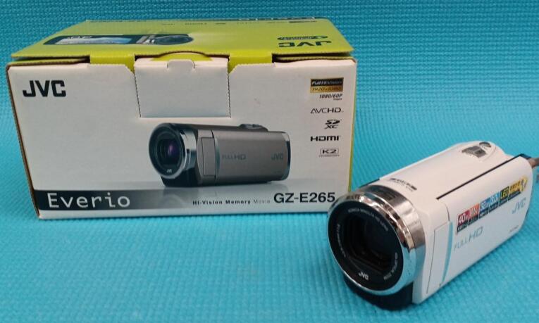 商品情報商品説明【中古】JVCKENWOOD JVC EVERIO ハイビジョンメモリームービー 内蔵メモリー 32GB シルキーホワイト GZ-E265-W【メーカー名】JVCケンウッド【メーカー型番】GZ-E265-W【ブランド名】JVCケンウッド【商品説明】この度は当商品をご覧いただき、誠にありがとうございます。商品状態について中古品としては使用感が少なく、全体的にきれいな状態です。初期不良について当店では、商品到着後1週間以内にご連絡をいただいた初期不良につきましては、返品・交換・修理にて対応させていただいております。万が一不具合がございました場合は、お早めにご連絡ください。商品の色味についてお使いのモニター設定やお部屋の照明環境等により、実際の商品と色味が異なって見える場合がございます。あらかじめご了承くださいますようお願いいたします。在庫について当商品は他モールとの併売商品となっております。そのため、ご注文のタイミングによっては在庫切れとなる場合がございます。その際は、速やかにご連絡させていただきますので、あらかじめご了承ください。発送についてご注文確認後、順次発送の手配を行っております。お届けまでの目安は、3-10日程度となります。ご注文からお届けまでの流れ1．ご注文　ご注文は24時間受け付けております。2．ご注文確認　ご注文後、当店よりご注文確認メールをお送りいたします。3．発送準備期間　お届けまで3-10営業日程度を目安にお考えください。　※海外在庫品の場合は、3週間程度お時間をいただく場合がございます。4．ご入金確認　前払い決済をご選択の場合は、ご入金確認後に発送手配を行います。7．出荷　配送準備が整い次第、商品を出荷いたします。　発送後は、出荷完了メールにてご案内いたします。ご注意事項・お客様都合によるご注文後のキャンセル・返品はお受けしておりません。・誠に恐れ入りますが、電話での対応は行っておりません。　ご質問やお問い合わせは、メッセージまたはメールにてお願いいたします。ご不明な点がございましたら、お気軽にお問い合わせください。最後までお読みいただき、誠にありがとうございます。【中古・非常に良い】JVCKENWOOD JVC EVERIO ハイビジョンメモリームービー 内蔵メモリー 32GB シルキーホワイト GZ-E265-W 送料無料 5