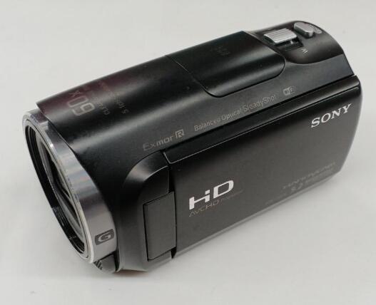 商品情報商品説明●動画有効画素数:229万画素●光学ズーム:30倍●対応メディア:内蔵メモリ/microSD類/メモリースティックマイクロ【商品説明】この度は当商品をご覧いただき、誠にありがとうございます。商品状態について中古品としては使用感が少なく、全体的にきれいな状態です。初期不良について当店では、商品到着後1週間以内にご連絡をいただいた初期不良につきましては、返品・交換・修理にて対応させていただいております。万が一不具合がございました場合は、お早めにご連絡ください。商品の色味についてお使いのモニター設定やお部屋の照明環境等により、実際の商品と色味が異なって見える場合がございます。あらかじめご了承くださいますようお願いいたします。在庫について当商品は他モールとの併売商品となっております。そのため、ご注文のタイミングによっては在庫切れとなる場合がございます。その際は、速やかにご連絡させていただきますので、あらかじめご了承ください。発送についてご注文確認後、順次発送の手配を行っております。お届けまでの目安は、3-10日程度となります。ご注文からお届けまでの流れ1．ご注文　ご注文は24時間受け付けております。2．ご注文確認　ご注文後、当店よりご注文確認メールをお送りいたします。3．発送準備期間　お届けまで3-10営業日程度を目安にお考えください。　※海外在庫品の場合は、3週間程度お時間をいただく場合がございます。4．ご入金確認　前払い決済をご選択の場合は、ご入金確認後に発送手配を行います。7．出荷　配送準備が整い次第、商品を出荷いたします。　発送後は、出荷完了メールにてご案内いたします。ご注意事項・お客様都合によるご注文後のキャンセル・返品はお受けしておりません。・誠に恐れ入りますが、電話での対応は行っておりません。　ご質問やお問い合わせは、メッセージまたはメールにてお願いいたします。ご不明な点がございましたら、お気軽にお問い合わせください。最後までお読みいただき、誠にありがとうございます。【中古・非常に良い】 SONY HDビデオカメラ Handycam HDR-CX670 ブラック 光学30倍 HDR-CX670-B 送料無料 5
