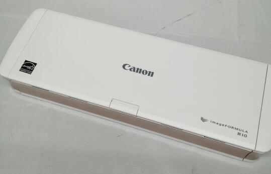 商品情報商品説明●特許技術によりソフトウエアのインストール不要ですぐに使用可能キヤノン電子の特許技術により、一般的なスキャナーと違い、ソフトウエアをパソコンにインストールする必要がありません。USBケーブルでパソコンと接続するだけで、スキャナー本体に内蔵されているソフトウエア「CaptureOnTouchLite」が起動し、簡単にスキャンすることが可能です。●直感的で使いやすい内蔵ソフトウエア「CaptureOnTouchLite」「CaptureOnTouchLite」の操作画面は、直感的に使えるシンプルなレイアウトとなっています。トップ画面の大きなアイコンから、スキャンモード、出力先を選んでスキャンするだけの3ステップで、簡単に使うことができます。●高品質な画像生成スキャン画像の処理機能として、斜行補正、用紙自動サイズ検知、カラーグレー白黒自動判別、文字向き検知、白紙スキップなど様々な機能を搭載しています。そのため、スマートフォンやタブレットのカメラによるスキャンに比べ、画像がゆがんだり、画像ごとに明るさが変わったりすることなく、高品質な画像を生成することができます。●充電不要、ACアダプター不要。簡単接続で、持ち運びにも便利USBポートから電源供給されるため、スキャナー本体をUSBケーブル1本でパソコンと接続するだけで、手軽にスキャンすることができます。そのため本体を充電したり、ACアダプターを持ち歩いたりする必要はありません。【商品説明】この度は当商品をご覧いただき、誠にありがとうございます。商品状態について中古品としては使用感が少なく、全体的にきれいな状態です。本体のみの商品です。初期不良について当店では、商品到着後1週間以内にご連絡をいただいた初期不良につきましては、返品・交換・修理にて対応させていただいております。万が一不具合がございました場合は、お早めにご連絡ください。商品の色味についてお使いのモニター設定やお部屋の照明環境等により、実際の商品と色味が異なって見える場合がございます。あらかじめご了承くださいますようお願いいたします。在庫について当商品は他モールとの併売商品となっております。そのため、ご注文のタイミングによっては在庫切れとなる場合がございます。その際は、速やかにご連絡させていただきますので、あらかじめご了承ください。発送についてご注文確認後、順次発送の手配を行っております。お届けまでの目安は、3-10日程度となります。ご注文からお届けまでの流れ1．ご注文　ご注文は24時間受け付けております。2．ご注文確認　ご注文後、当店よりご注文確認メールをお送りいたします。3．発送準備期間　お届けまで3-10営業日程度を目安にお考えください。　※海外在庫品の場合は、3週間程度お時間をいただく場合がございます。4．ご入金確認　前払い決済をご選択の場合は、ご入金確認後に発送手配を行います。7．出荷　配送準備が整い次第、商品を出荷いたします。　発送後は、出荷完了メールにてご案内いたします。ご注意事項・お客様都合によるご注文後のキャンセル・返品はお受けしておりません。・誠に恐れ入りますが、電話での対応は行っておりません。　ご質問やお問い合わせは、メッセージまたはメールにてお願いいたします。ご不明な点がございましたら、お気軽にお問い合わせください。最後までお読みいただき、誠にありがとうございます。【中古・非常に良い】 Canon キヤノン ドキュメントスキャナー imageFORMULA R10 送料無料 5