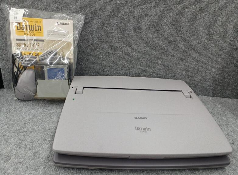 商品情報商品説明12.1型大画面カラー液晶画面国語辞典を調べたいときに画面上ですぐに引け、そのままワープロ文書に取り込めます。【商品説明】この度は当商品をご覧いただき、誠にありがとうございます。商品状態について中古品としては使用感が少なく、全体的にきれいな状態です。初期不良について当店では、商品到着後1週間以内にご連絡をいただいた初期不良につきましては、返品・交換・修理にて対応させていただいております。万が一不具合がございました場合は、お早めにご連絡ください。商品の色味についてお使いのモニター設定やお部屋の照明環境等により、実際の商品と色味が異なって見える場合がございます。あらかじめご了承くださいますようお願いいたします。在庫について当商品は他モールとの併売商品となっております。そのため、ご注文のタイミングによっては在庫切れとなる場合がございます。その際は、速やかにご連絡させていただきますので、あらかじめご了承ください。発送についてご注文確認後、順次発送の手配を行っております。お届けまでの目安は、3-10日程度となります。ご注文からお届けまでの流れ1．ご注文　ご注文は24時間受け付けております。2．ご注文確認　ご注文後、当店よりご注文確認メールをお送りいたします。3．発送準備期間　お届けまで3-10営業日程度を目安にお考えください。　※海外在庫品の場合は、3週間程度お時間をいただく場合がございます。4．ご入金確認　前払い決済をご選択の場合は、ご入金確認後に発送手配を行います。7．出荷　配送準備が整い次第、商品を出荷いたします。　発送後は、出荷完了メールにてご案内いたします。ご注意事項・お客様都合によるご注文後のキャンセル・返品はお受けしておりません。・誠に恐れ入りますが、電話での対応は行っておりません。　ご質問やお問い合わせは、メッセージまたはメールにてお願いいたします。ご不明な点がございましたら、お気軽にお問い合わせください。最後までお読みいただき、誠にありがとうございます。【中古・非常に良い】カシオ　ワープロ　GX-500 送料無料 5