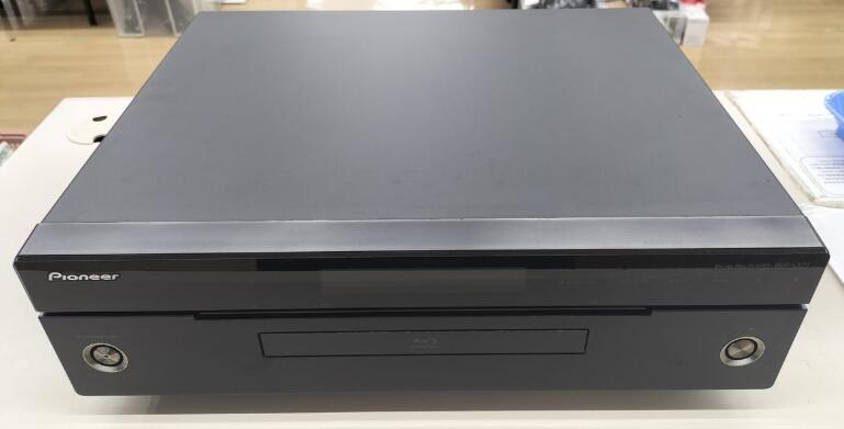 商品情報商品説明・対応メディア：BD/DVD-R/-RW/+RW/+R, カードスロット：なし・LAN端子：なし, DV端子：なし, D端子(出力)：D4X1, 光D音声(出力)：1, HDMI端子(出力)：1・3D映像：非対応, プログレッシブ：対応・カラーバリエーション：なし, リンク機能：あり【商品説明】この度は当商品をご覧いただき、誠にありがとうございます。商品状態について中古品としては使用感が少なく、全体的にきれいな状態です。初期不良について当店では、商品到着後1週間以内にご連絡をいただいた初期不良につきましては、返品・交換・修理にて対応させていただいております。万が一不具合がございました場合は、お早めにご連絡ください。商品の色味についてお使いのモニター設定やお部屋の照明環境等により、実際の商品と色味が異なって見える場合がございます。あらかじめご了承くださいますようお願いいたします。在庫について当商品は他モールとの併売商品となっております。そのため、ご注文のタイミングによっては在庫切れとなる場合がございます。その際は、速やかにご連絡させていただきますので、あらかじめご了承ください。発送についてご注文確認後、順次発送の手配を行っております。お届けまでの目安は、3-10日程度となります。ご注文からお届けまでの流れ1．ご注文　ご注文は24時間受け付けております。2．ご注文確認　ご注文後、当店よりご注文確認メールをお送りいたします。3．発送準備期間　お届けまで3-10営業日程度を目安にお考えください。　※海外在庫品の場合は、3週間程度お時間をいただく場合がございます。4．ご入金確認　前払い決済をご選択の場合は、ご入金確認後に発送手配を行います。7．出荷　配送準備が整い次第、商品を出荷いたします。　発送後は、出荷完了メールにてご案内いたします。ご注意事項・お客様都合によるご注文後のキャンセル・返品はお受けしておりません。・誠に恐れ入りますが、電話での対応は行っておりません。　ご質問やお問い合わせは、メッセージまたはメールにてお願いいたします。ご不明な点がございましたら、お気軽にお問い合わせください。最後までお読みいただき、誠にありがとうございます。【中古・非常に良い】Pioneer ブルーレイディスクプレーヤー BDP-LX71 送料無料 5