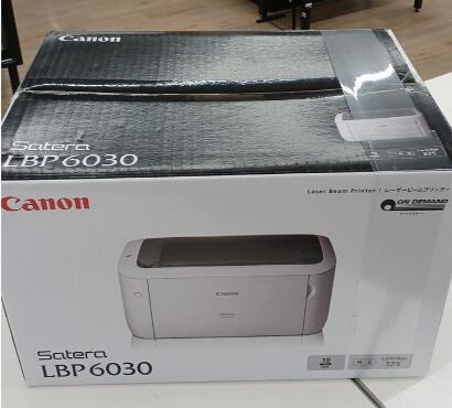 商品情報商品説明●ラックやカウンターなどの狭い場所にも設置できる364mmスリムボディー。トナー交換や用紙補給が前面からの操作のみで行える省スペース設計です。●片面18枚/分の連続印刷を実現し。ページ数の多い文書も、少量のプリントも、素早く出力できます。【商品説明】この度は当商品をご覧いただき、誠にありがとうございます。商品状態について未使用品です。初期不良について当店では、商品到着後1週間以内にご連絡をいただいた初期不良につきましては、返品・交換・修理にて対応させていただいております。万が一不具合がございました場合は、お早めにご連絡ください。商品の色味についてお使いのモニター設定やお部屋の照明環境等により、実際の商品と色味が異なって見える場合がございます。あらかじめご了承くださいますようお願いいたします。在庫について当商品は他モールとの併売商品となっております。そのため、ご注文のタイミングによっては在庫切れとなる場合がございます。その際は、速やかにご連絡させていただきますので、あらかじめご了承ください。発送についてご注文確認後、順次発送の手配を行っております。お届けまでの目安は、3-10日程度となります。ご注文からお届けまでの流れ1．ご注文　ご注文は24時間受け付けております。2．ご注文確認　ご注文後、当店よりご注文確認メールをお送りいたします。3．発送準備期間　お届けまで3-10営業日程度を目安にお考えください。　※海外在庫品の場合は、3週間程度お時間をいただく場合がございます。4．ご入金確認　前払い決済をご選択の場合は、ご入金確認後に発送手配を行います。5．出荷　配送準備が整い次第、商品を出荷いたします。　発送後は、出荷完了メールにてご案内いたします。ご注意事項・お客様都合によるご注文後のキャンセル・返品はお受けしておりません。・誠に恐れ入りますが、電話での対応は行っておりません。　ご質問やお問い合わせは、メッセージまたはメールにてお願いいたします。ご不明な点がございましたら、お気軽にお問い合わせください。最後までお読みいただき、誠にありがとうございます。【中古・未使用品】キヤノン A4モノクロレーザープリンター Satera LBP6030 送料無料 5