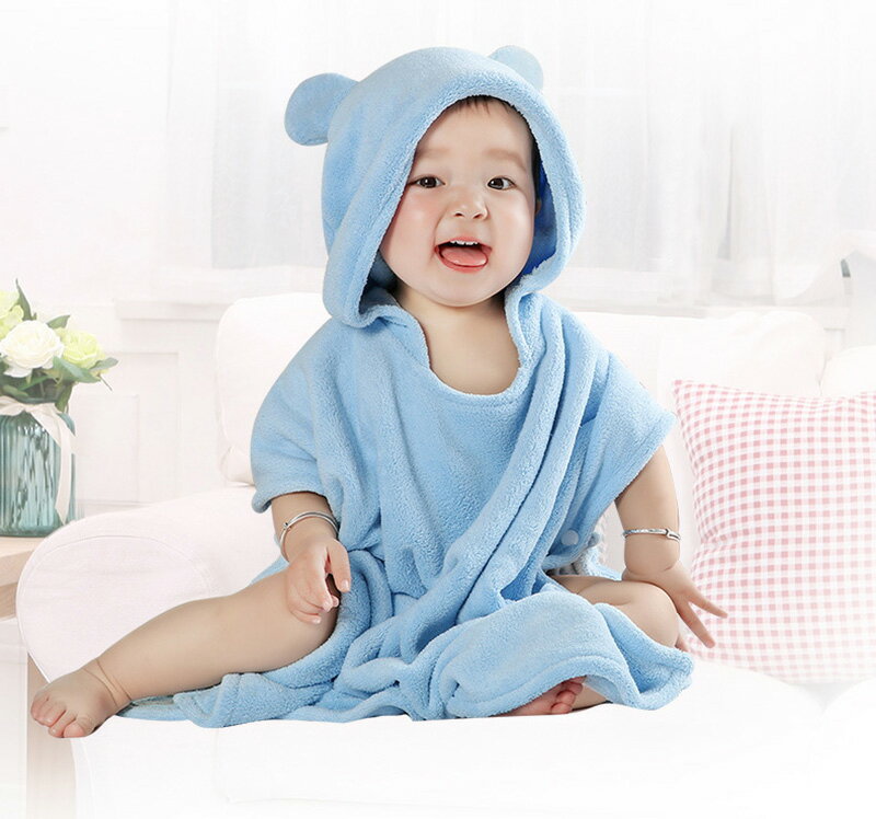【ワンオペ育児の強い味方】お風呂上りは、とても忙しくてバタバタ！そんなワンオペに便利なフード付きベビーバスポンチョがです。 【肌触りのいい着心地】ふわふわで優しい肌触りの良いタオルでお子様を包みこみます。優れた吸水性で、お風呂上りの手間が軽減されます 【シンプルで可愛いデザイン】くまの耳がついた可愛いデザイン。お子様の頭から被せるだけなので簡単に着脱できます。サイドにスナップボタンが付いているので、動いても脱げにくくおすすめです。 【レジャーなどにも大活躍】お風呂はもちろん、プールや海などアウトドアにも大活躍！日焼け・紫外線予防などにも便利にご使用いただけます。 【選べる2サイズ展開】サイズはS（0〜3歳）、M（4〜6歳）の2サイズ！カラーはピンク、ブルー、ベージュの3バリエーションからお選びいただけます。