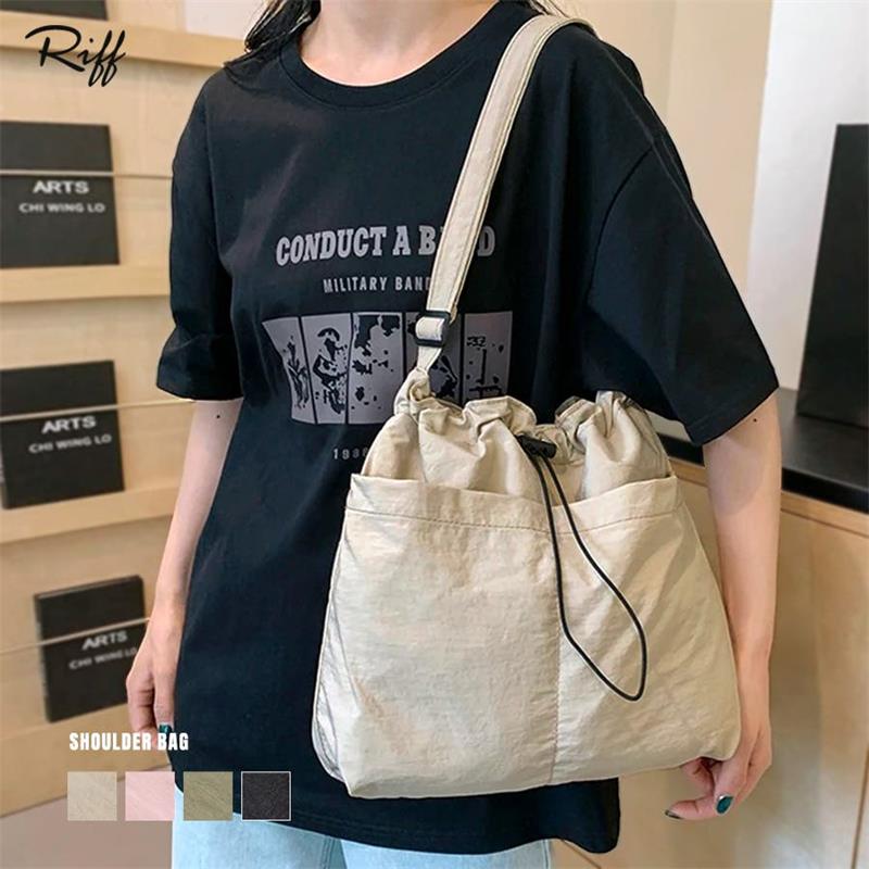 商品名　ドロスト ラージ ショルダーバッグ 素材　ポリエステル 生産国　中国製 重さ　約185g カラー　ベージュ（ややくすんだアイボリー） 　　　　グレー（青味のある明るいグレー） 　　　　グリーン（淡いカーキグリーン） 　　　　ブラック...