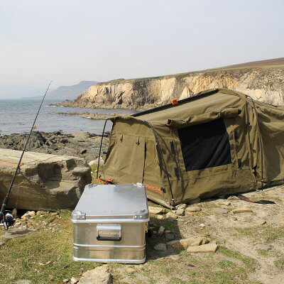 海辺に設営されたテント