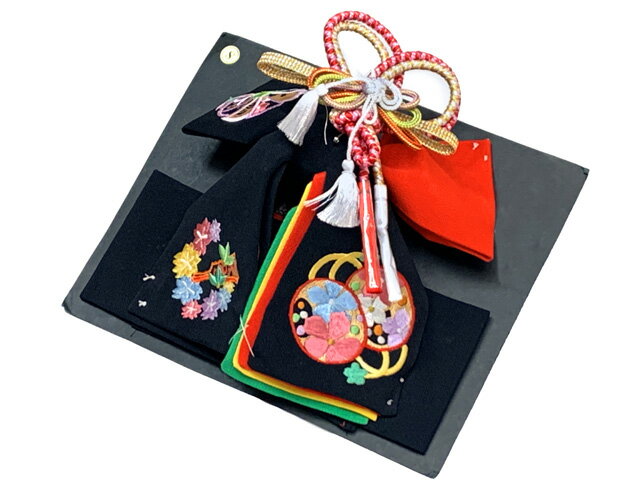 ＜アウトレット 美品! お値打ち品＞七五三 結び帯 正絹 3歳用(小寸) ちりめん生地 刺繍柄作り帯「黒、鼓と花輪」OSM-2405