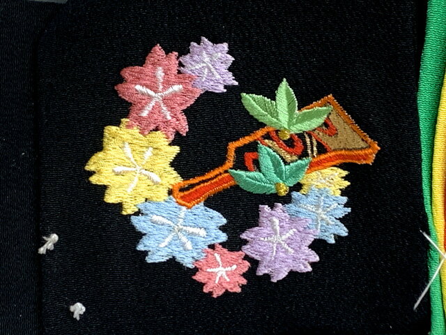 ＜アウトレット 美品! お値打ち品＞七五三 結び帯 正絹 3歳用(小寸) ちりめん生地 刺繍柄作り帯「黒、鼓と花輪」OSM-2405