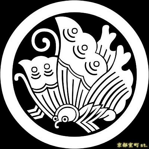 楽天七五三 着物 浴衣 京都室町st．【家紋シール】 貼り付け家紋 「丸に揚羽蝶」 KOM134　黒地の着物用　着物に直接貼れる 男性用（直径 約4cm）　※女性用 子供用に変更可