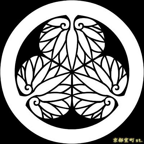 【家紋シール】 貼り付け家紋 「徳川葵」 KOM135 黒地の着物用 着物に直接貼れる 男性用(直径 約4cm) ※女性用 子供用に変更可 【家紋シール】 貼り付け家紋 「徳川葵」 KOM135 黒地の着物用 着物に直接貼れる 男性用(直径 約4cm) ※女性用 子供用に変更可