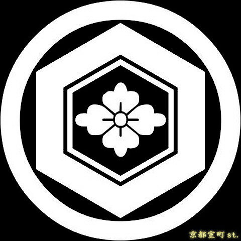 【家紋シール】 貼り付け家紋 「丸に亀甲花角」 KOM163 黒地の着物用 着物に直接貼れる 男性用(直径 約4cm) ※女性用 子供用に変更可 【家紋シール】 貼り付け家紋 「丸に亀甲花角」 KOM163 黒地の着物用 着物に直接貼れる 男性用(直径 約4cm) ※女性用 子供用に変更可