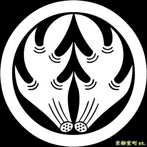 【家紋シール】 貼り付け家紋 「丸に抱き角」 KOM180 黒地の着物用 着物に直接貼れる 男性用(直径 約4cm) ※女性用 子供用に変更可 【家紋シール】 貼り付け家紋 「丸に抱き角」 KOM180 黒地の着物用 着物に直接貼れる 男性用(直径 約4cm) ※女性用 子供用に変更可