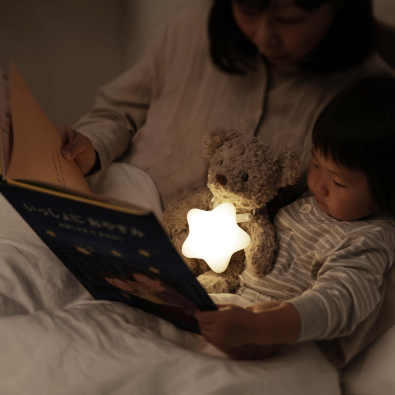 【あす楽】えほんライトお子さまの就寝前のえほんの読み聞かせにほどよい暖色の光で照らすライトお手持ちのぬいぐるみなどに付けやすいやわらかいベルト付き本体も柔らかい素材でお子さまにも安心絵本ライト