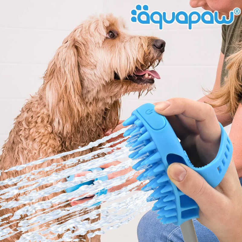 商品名aquapaw Pro Pet Grooming Tool アクアパウ プロペットグルーミングツールホース全長(約)2.5メートル素材シリコン内容物・ヘッド＆ホース本体 ・蛇口ニップル2サイズ ・並行ニップル（日本型シャワーヘッド接続用、※正規日本販売用のみ同梱）商品特徴・大型犬や毛量の多いペットを、自宅で快適にシャンプーする為に設計されたシャワーヘッド ・2段階の水量調整と持ちやすく大き目のブラシで大型ペットのシャンプータイムをより早く、ストレスフリーなものにすることができます。 ・水量はボタンを一回クリックすると少なく、もう一度クリックすると多くなります。 ・片手で操作が可能なため、もう片方の手はペットを支えたり、シャンプーボトルを持ったり、自由に使えます。 ・シャンプーのー部がそのままブラシとなっている為、水のコントロールとブラッシングの両方が可能です。 ・シャンプーをより少ない道具で簡単、効率的に行うことができます。 ・シャワーは洗いすぎや強い刺激にならない水量に調整されて、愛犬・愛猫が怖がらず洗いやすく考えられています。 ・柔らかなシリコン素材がペットの肌に優しく、心地良いマッサージ効果も提供します。 ・付属のアダプターで自宅のお風呂場のシャワーはもちろん、庭の水道ホースにも接続が可能です。注意事項ご自宅のシャワーヘッドを外して本商品を取り付けて使用します。 接続部分は付属の日本用の平行ニップルを使用し取付を行いますが、ご利用のシャワーヘッドによっては合わない場合は別途コネクターをお買い求め下さい。(当店では販売しておりません) 本理由によりう返品、キャンセルなどは一切お受けできかねます。 また、開封後は衛生上返品不可としております。aquapaw/アクアパウ プロペットグルーミングツールアメリカ発、自宅でワンちゃんのシャンプーをより簡単に、シャワーの時間が楽しくなるよう作られたシャワーヘッド。 付属のアダプターで自宅のホースと接続してご利用頂ける、中型犬、大型犬、長毛種に最適なシャワーブラシです。水量2段階調整でき大きな面でマッサージをしながら洗い流せる画期的なアイテムです。 アクアパウは、ペットのために特別に設計された、アメリカのペット用入浴製品ブランドです。 創業者のダニエル・レンツが、大型犬を飼っている際に感じたシャワーに関する悩みを解決するために立ち上げました。2005年の最初のアイデアから何回も改良を重ね、2017年についに製品化となりました。シャワー体験がネガティブなものでなく、大事なコミュニケーションの時間となるようお手伝いをすることがAquapawの使命です。大型犬や毛量の多いペットを、自宅で快適にシャンプーする為に設計されたシャワーヘッド「Pro Pet Grooming Tool/プロペットグルーミングツール」 片手で操作が可能なため、もう片方の手はペットを支えたり、シャンプーボトルを持ったり、自由に使えます。シャンプーのー部がそのままブラシとなっている為、水のコントロールとブラッシングの両方が可能です。 シャンプーをより少ない道具で簡単、効率的に行うことができます。 シャワーは洗いすぎや強い刺激にならない水量に調整されて、愛犬・愛猫が怖がらず洗いやすく考えられています。柔らかなシリコン素材がペットの肌に優しく、心地良いマッサージ効果も提供します。2段階水量を片手で切替可能一体成型のバンドで本体をしっかりホールドでき、持ちやすく使い勝手がとてもよいのが特徴です。2段階の水量調整と持ちやすく大き目のブラシで大型ペットのシャンプータイムをより早く、ストレスフリーなものにすることができます。 水量はボタンを一回クリックすると少なく、もう一度クリックすると多くなります。 片手で水量調整が出来るのも大変便利で使いやすい。日本正規販売品のみシャワーアダプター(平行ニップル)が付属海外商品のため、日本正規販売品以外は日本仕様のシャワーヘッドの規格が異なります。 当店は日本正規販売品となりますので、平行ニップルが付属されており安心してご使用頂けます。 ただし、ご自宅のシャワーによっては平行ニップルの規格が合わない場合がございます。 外径2cmの平行ニップルがはまるかどうかご確認下さい。 適合しない場合は、お客様にて別途接続変換アダプターをご用意ください。 関連商品はこちら【あす楽】 aquapaw/アクアパウ Pro Pet...9,900円【あす楽】 aquapaw/アクアパウ Pet Bat...6,380円【クリックポスト発送】 aquapaw/アクア...3,025円