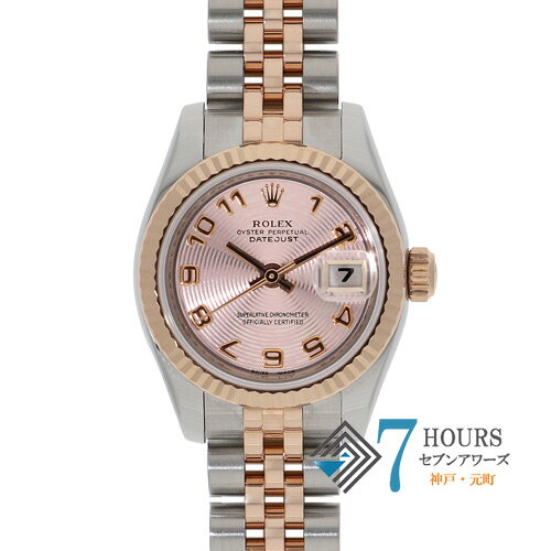 商　品　詳　細 取扱店舗 心斎橋　06-6210-1556 管理番号 142738 ブランド ROLEX／ロレックス 商品名 デイトジャスト26 型　番 179171 シリアル Z番 文字盤 ピンクコンセントリック 性　別 レディース 素　材 ピンクゴールド/ステンレス 動　作 自動巻き サイズ ケース：(約) W:26mm腕周り：(約)16.5cm 付属品 ギャランティーカード(2007年2月) 当店オリジナルボックス モデル情報 1945年に誕生し、今やロレックスの顔とも言えるデイトジャスト”。 ロレックスの三大機構(オイスターケース、パーペチュアル機構、デイトジャスト機構)を全て備えたモデルです。 免責事項 ※新品・未使用品の商品画像は、同一モデルの画像を使用し掲載致しております。メーカー保護シールの有無に個体差がございますのでご了承下さいませ。また、メーカーにてマイナーチェンジがなされる場合がございますが、在庫品の仕様で販売させていただきますので予めご了承の程お願いいたします。尚、中古品、アンティーク品につきましては現品を撮影しております。 ※光の加減やモニターの設定により、実際の商品と色目が異なる場合がございます。 ※シリアルナンバーや限定番号につきましては、プライバシーの関係上WEBへの掲載を控えております。またお電話でお問い合わせ頂きましてもお答えできません。 ※当店では店頭販売も行っております為、サイトでのご注文と店頭処理との時間差で在庫切れになる場合がございます。予めご了承くださいませ。 また、ご来店にてご購入を希望される場合にも、事前に在庫の確認をお電話かメールにてお問い合わせいただけますようお願いいたします。※現在店頭にて展示中の為、詳細以外の小傷等がある場合もございます。 コンディション 商品ランク Aランク 日　差 +5 オーバーホール - 仕　上 -状態コメント 【ガラス】目立つキズもなく綺麗な状態です。 【ベゼル】全体にルーペで確認できる微細な擦れキズがございます。 【ケース】サイド、裏蓋にルーペで確認できるキズがございます。 【ブレス】目立つキズもなく綺麗な状態です。 【バックル】裏面に擦れキズがございます。 その他部分につきましては特に記載するキズ、打痕、腐食、使用感等はございません。 その他の気になる点、商品詳細についてのお問い合わせ等がございましたらお気軽に取扱店舗にご連絡ください。 商　品　ラ　ン　ク N 一度も使用されていない状態 S 一度も使用されていないが、コマ調整跡がある状態 A 中古品ですが、目立った大きなダメージのない状態 B 中古品の為、小キズ等が見受けられる状態 C 中古品の為、全体的に目立ったキズ等が見受けられる状態 J ジャンク品・難ありの状態