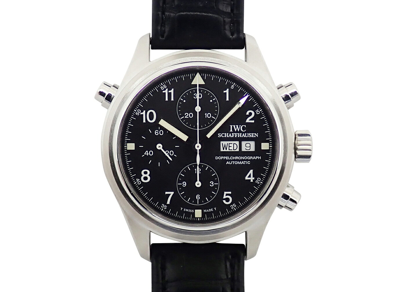 IWC パイロットウォッチ ドッペルクロノグラフ IW371303 の入荷です。 2本のクロノグラフ針によって2つの経過タイムの同時計測を可能にした複雑機構「スプリットセコンド」ドッペルクロノグラフ。重厚感のあるケース42mmケースは軟鉄性インナーケースを備え耐磁性を誇り、複雑機構「スプリットセコンド」を装備したハイクラスのパイロットウォッチです。純正革・純正尾錠 スレ、小傷はありますが目立つ傷は見受けられません。仕上げ済み為、ケース、ブレス共に綺麗です。ガラス、ベゼルの状態も良く、針、ダイアルも綺麗です。 商品名 IWC パイロットウォッチ ドッペルクロノグラフ IW371303 ケースサイズ 42mm 腕回り 20cm ケース素材 SS ベルト素材 革 文字盤色 黒 型番 IW371303 ムーブメント 自動巻 付属品 付属品なし 保証期間 1年間 程度 中古 参考定価 税込定価￥136,080 備考 ご案内 ※カメラの写りこみにより、針が黒く見える場合もございます。最近、常識を逸脱した内容の値引き交渉が増えております。当店は一部の同業者様と違い、撮影から出品まで自社で行っており、出来るだけ出品に関わるコストを削減し、お求めやすい価格でお客様に提供できるよう、努力をしております。お値引きに関するメールでの問い合わせにつきましては、一切お答えを致しません。予めご理解いただきますよう、お願い致します。 ATTENTION正木屋質店では、店頭、自社HP、時計情報誌・ブランド情報誌などでも同時に販売している為、お客様から同時にご注文をいただいた際に、商品の欠品が生じることがあります。在庫管理には細心の注意をしておりますが、何卒ご理解をくださいますようお願い致します。