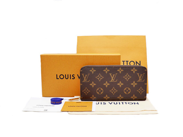 LOUIS VUITTON ルイヴィトン Monogram Iced Gold モノグラム アイスゴールド Zippy Wallet ジッピー・ウォレット M27030 の入荷です。 ゴールドトーンのライニングが特徴的なジッピー・ウォレット。上質なレザーとモノグラム柄の組み合わせが、日常使いから特別な場面まで対応する優雅な存在感を演出。ルイヴィトンの定番ウォレットとして、長く愛用いただけるアイテムです。 ［・まち付きコンパートメント×3　・札用コンパートメント　・ファスナー式コインケース　・内フラットポケット×2　・カード用ポケット×12］ コンディション備考 下部、わずかに型くずれ膨らみあり。中、開口上部ファスナーまわりレザー両端、わずかに押し跡凹みあり。カードポケット、試し入れ程度の使用感あり。 商品名 LOUIS VUITTON ルイヴィトン Monogram Iced Gold モノグラム アイスゴールド Zippy Wallet ジッピー・ウォレット M27030 刻印 RFID(ICチップ内蔵)シリアル刻印なし 素材 モノグラム・キャンバス/カーフレザー（牛革） カラー アイスゴールド(廃番カラー)。ゴールド金具。 サイズ 19.5×10.5×2.5cm 程度 中古・新品同様SAランク 参考定価 税込定価￥122,100 付属品 お取扱い注意書。メッセージカード。リボン。保存袋。箱。紙袋付。 コメント ご案内 当店では現金での決済による割引は行っておりませんので、予めご理解の上でご検討ください。最近、常識を逸脱した内容の値引き交渉が増えております。出品代行業者などを利用している一部の同業者様と違い、当店は撮影から出品、配送まで自社で行っており、出来る限り出品に関わるコストを削減し、お求めやすい価格でお客様に提供できるよう、努力をしております。お値引きに関するメールでの問い合わせにつきましては、一切お答えを致しません。予めご理解いただきますよう、お願い致します。 ATTENTION正木屋質店では、店頭、自社HPなどでも同時に販売している為、お客様から同時にご注文をいただいた際に、商品の欠品が生じることがございます。在庫管理には細心の注意をしておりますが、何卒ご理解をくださいますようお願い致します。