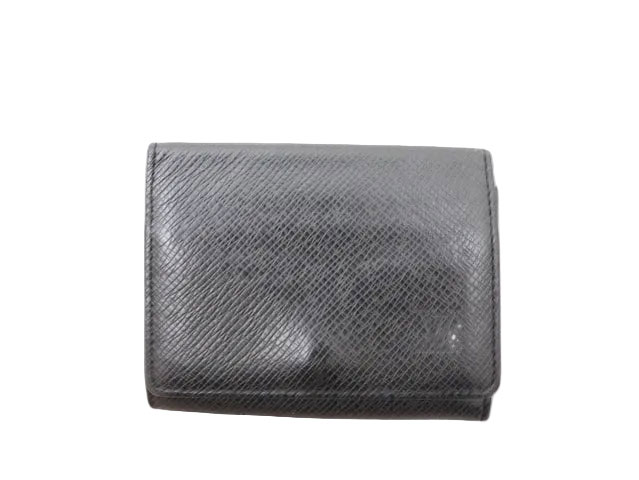 LOUIS VUITTON ルイヴィトン Taiga タイガ Envelope Business Card Holder アンヴェロップ・カルト ドゥ ヴィジット NM カードケース/名刺入れ M64595 の入荷です。 上質なレザーの質感と洗練されたデザインが魅力の、タイガラインの名刺入れです。ビジネスシーンにふさわしい落ち着いた佇まいと、実用性を兼ね備えた人気モデルです。タイガ特有の細かな型押しが施されたレザーは、耐久性が高く傷が目立ちにくいのが特徴。シンプルでスリムなエンベロープ型は、スーツスタイルにも自然に馴染みます。 ［・カード用ポケット×2　・まち付きコンパートメント］ コンディション備考 外面、使用による気にならない程度の凹み型くずれあり。角、スレあり。中、折りシワあり。カード用ポケット、未使用です。 商品名 LOUIS VUITTON ルイヴィトン Taiga タイガ Envelope Business Card Holder アンヴェロップ・カルト ドゥ ヴィジット NM カードケース/名刺入れ M64595 刻印 RFID(ICチップ内蔵)シリアル刻印なし 素材 タイガ・レザー(牛革) カラー アルドワーズ（ブラック） サイズ 10.5×8×1.7cm 程度 中古Bランク 参考定価 税込定価￥61,600 付属品 付属品なし コメント ご案内 当店では現金での決済による割引は行っておりませんので、予めご理解の上でご検討ください。最近、常識を逸脱した内容の値引き交渉が増えております。出品代行業者などを利用している一部の同業者様と違い、当店は撮影から出品、配送まで自社で行っており、出来る限り出品に関わるコストを削減し、お求めやすい価格でお客様に提供できるよう、努力をしております。お値引きに関するメールでの問い合わせにつきましては、一切お答えを致しません。予めご理解いただきますよう、お願い致します。 ATTENTION正木屋質店では、店頭、自社HPなどでも同時に販売している為、お客様から同時にご注文をいただいた際に、商品の欠品が生じることがございます。在庫管理には細心の注意をしておりますが、何卒ご理解をくださいますようお願い致します。