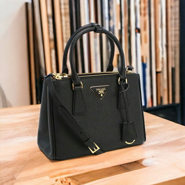 _Ԍ聚XSi2000~OFFN[|^ v_ nhobO fB[X PRADA SAFFIANO LUX U[ C^A 1BA896 NERO ubN obO