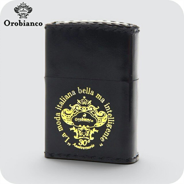 正規品 オロビアンコ ライター ブランド 30周年記念限定モデル ZIPPO オイルライター アメリカ製 ORZ-030BK Orobianco ブラック ◆1996年イタリア・ミラノ近郊創設のバック発祥ブランド。職人技と最新技術を融合し、鮮やかなカラーと抜け感のあるフォルムで機能性も兼ね備えた製品を展開。現在はバッグにとどまらず、衣食住を網羅する総合ライフスタイルブランドへ躍進。 日本の職人が1つ1つ丁寧に手縫いしたレザー巻きZIPPO。革のぬくもりとエイジングが楽しめます。ビジネスからカジュアルまでどんなシーンにも対応。 Orobiancoの人気ZIPPOに30 Anniversario ロゴを加えた記念仕様。手に取るたびに特別感を味わえます。オロビアンコ ライター Orobianco 30周年記念限定モデル ZIPPO オイルライター ORZ-030BK ブラック品番ORZ-030BK素材真鍮・牛革カラーブラックサイズH×W×D：約40×58×15mm原産国/製造国アメリカ製仕様加工：牛革巻、着火方式：フリント(発火石)、燃料タイプ：オイル補充式、加工：日本ファッション小物の商品一覧はこちら♪