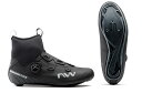 ウィンター用ロードバイクシューズ GORE-TEX&#174;使用 セルシウス・R・GTX NORTHWAVE社は元々スノーボードのビンディングやブーツを手掛ける歴史あるブランドです。ウインター用のフットウェア分野では他社にはない強みがあり、サイクル用ウインターシューズシリーズにも、そのノウハウが存分に活かされ高い評価を獲得しています。2004年よりサイクルシューズ市場では初となるゴアテックス使用のシューズを開発。ヨーロッパではウインターシューズのトップシェアを誇ります。 ウインター・ロードシューズ 〈セルシウス R GTX〉 【特長】 ノースウェーブのウインターシューズは、柔軟なネオプレンハイカット構造に防水防風素材のゴアテックス素材を掛け合わせることで、優れた保温性を提供することを特長としています。 通常のウインターシューズは、アッパーが足首まで覆われており、ペダリング時自然な動作をどうしても妨げてしまいがちです。 しかしノースウェーブのウインターシューズはシューズにソックスが合体したような「クライマフレックスカラー」構造。ハイカット部分に柔らかいネオプレン素材を使用することで、足首全体を覆っていても、その動きの自由度は保ったまま、柔軟で快適なペダリングを可能にします。 クライマフレックスカラーのネオプレン以外のアッパー部分にはゴアテックス社の防風防水メンブレン「Gore-Tex Rattler」素材を使用。真冬のライドでも冷風や雪の侵入を防ぎ、真っ先に冷えてしまいがちな足全体を暖かく快適に保ちます。 このメンブレン+ネオプレン素材は、足首部分のみならず足の甲まで覆うように続いており、高い防風性能に加え包み込むようなフィット感を提供します。シューズ単体で高い保温性を確保できるため、シューズカバーを重ねて着用する必要がありません。シューズの着脱ごとに毎回カバーも付け直したり、そのためにグローブを付けたり外したりするような煩わしさからも解放されます。 【製品詳細】 ■剛性指数は8でナイロンにカーボンファイバーの補強を加えたNRGエアーカーボンソール ■防水・防風素材のGORE-TexRピケメンブレンを使用しており、足を暖かく完璧に保温し、温暖な冬の使用に適しています。 ■人間工学に基づく、バイオマップテクノロジーで開発された、タンレスのオーバーラップ構造アッパーはぴったりとしたフィット感とエアロ効果を提供します ■つま先部分に追加の防寒加工 ■SLW3ダイアルは1つのボタンで、段階調整とフルリリースが可能 ■より脱着が簡単になったイージーフィットクリマフレックスは、圧迫することがなく圧倒的な可動域を保ちつつも、水の侵入を防止 ■ウインター専用インソール、アークティックGTXフットベッドはアルミニュウムとフリースを使った四層構造で、圧倒的な保温性を発揮 ■360°反射機能のコーティングで高い被視認性を誇る カラー：BLACK サイズ：39, 40, 41, 42, 43, 44　