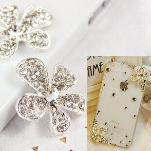 アクセサリーやデコ電などに簡単にデコれる人気商品！ 使い道はいろいろ！最高級クリスタル使用、キラキラと輝く定番なフラワーデコパーツ！ アクセサリーやファッション小物やスマホケースなどに簡単にデコ人気商品！　 ■サイズ：横約2.6cm×縦約2.6cm ■カラー：シルバー ※実際の商品にご覧になっているモニターの色の違いにより、実際の商品と色味が異なる場合がございます。 ※生産時期により若干、カラー・サイズ・生地感・仕様が異なる場合がございます。2