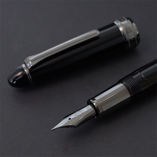 Foto von Naginata Togi Fountain Pen Black Trim