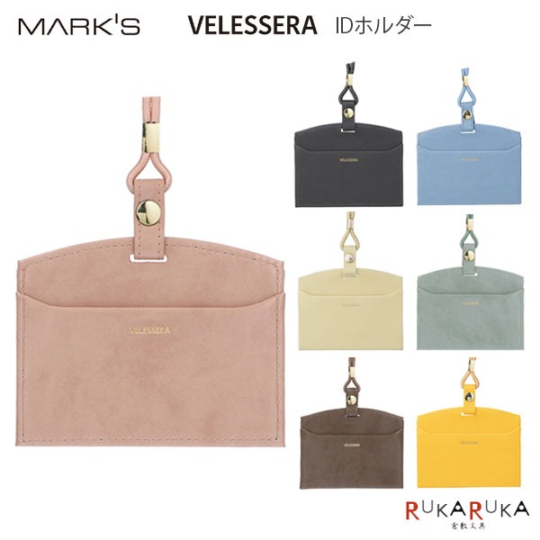 【ネコポス便対応可能商品】 Velessera《ヴェレセラ》IDホルダー 働く女性の毎日を、軽やかにアップデート。 おしゃれなカラーと機能性で、ワークスタイルを美しく支える「ヴェレセラ」のステーショナリーコレクション。 なめらかなPUレザー地に箔押しロゴがシックなデザインの「ホック付きIDホルダー」。 春先にぴったりなフェミニンなカラーのシトロンが新たに仲間入り。 艶やかなテクスチャーで上品なウォームベージュ、トープ、ピスタチオグリーン、本革のようなシボ感にマットで柔らかな質感のマリーゴールド、スモークブルー、オフブラックの全7色でラインアップ。 簡単に着脱ができる、ホック付きベルトタイプ。 丸紐を使用した安全パーツストラップで、首の負担が少なく疲れにくい仕様です。 オフィスシーンでも活躍してくれるIDホルダーは新生活の贈り物としてもぴったりです。 シリーズで揃えて統一感を出すのもおすすめ。 ビジネスシーンでもさりげない"おしゃれ心"を忘れたくない働く女性にぴったりのアイテムです。 【商品仕様】 サイズW108×H110×D8mm 重量本体:約35g 素材表地:PU 裏地:ポリエステル 窓:PVC ストラップ:ナイロン・PP・メタル 仕様カードポケット2個付 安全パーツ式ストラップ付 　(長さ:450mm 脱着可) ※本製品はポリウレタン（PU）を使用しています。ポリウレタンは素材の特性上、使用回数に関わらず時間の経過と共に空気中の湿気、紫外線や熱や汚れ等により自然劣化します。 ■その他のヴェレセラシリーズはこちら